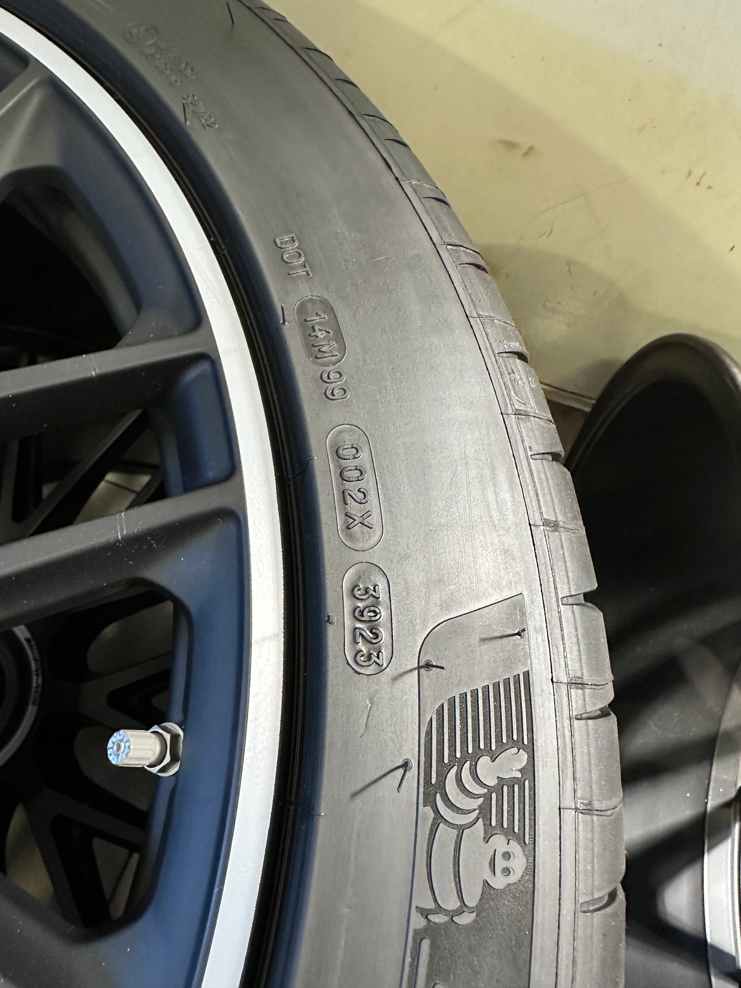 Оригинал нови Mercedes GLS 63 AMG X167 W167 23 Zoll Мерцедес ГЛС63 AMG X167 W167 23 цола джанти летен комплект летни гуми