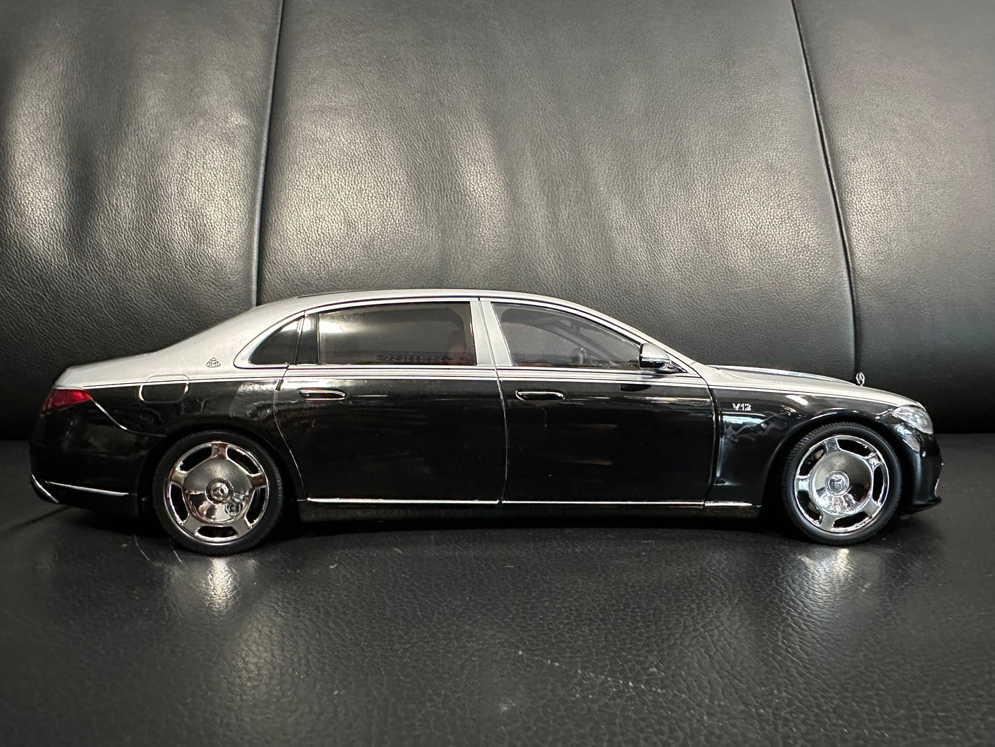 Mercedes Benz S Klasse Maybach S680 W223 black 1:18 Almost Real 820120 Мерцедес Бенц С Класа Майбах черен
