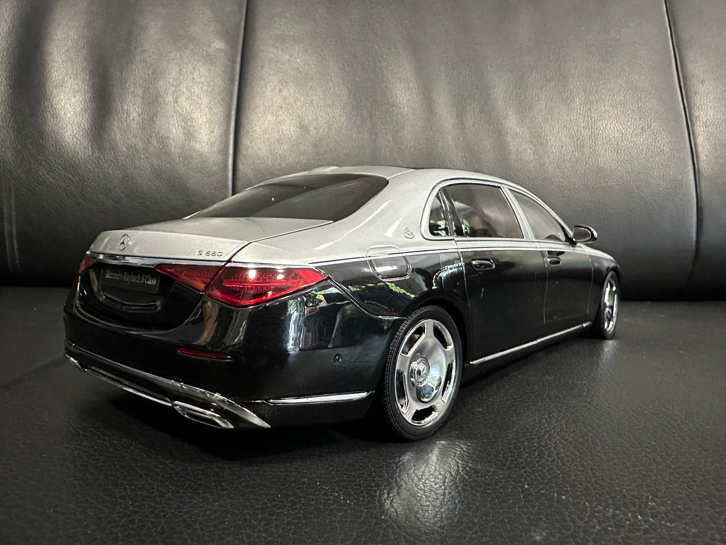 Mercedes Benz S Klasse Maybach S680 W223 black 1:18 Almost Real 820120 Мерцедес Бенц С Класа Майбах черен