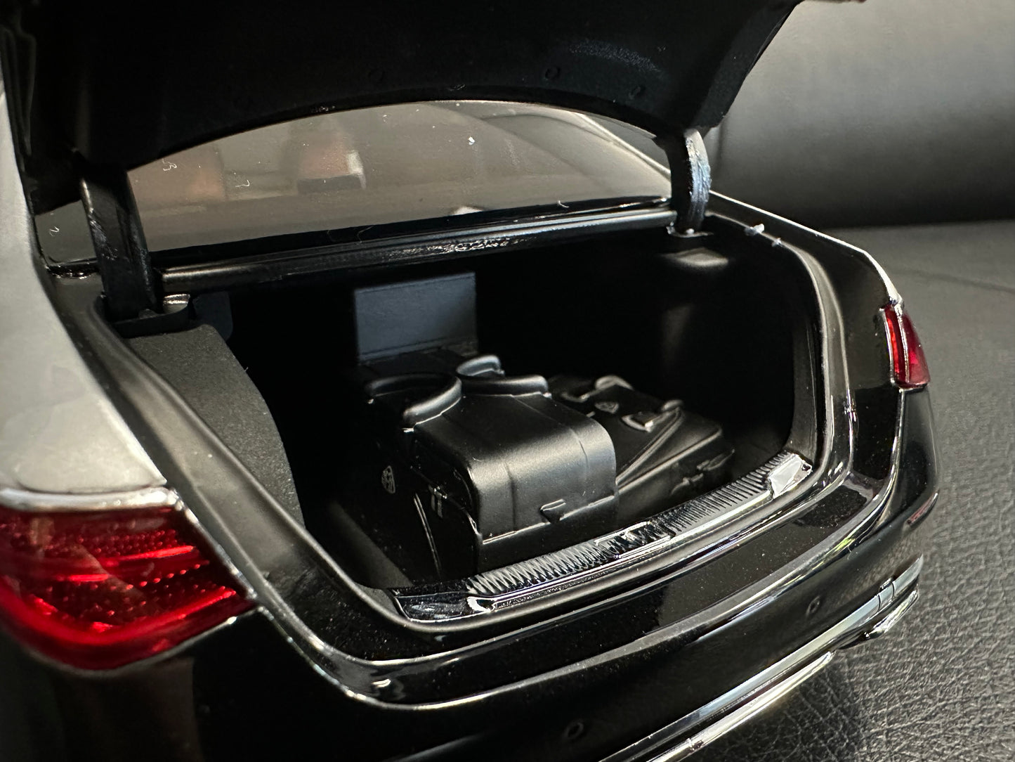 Mercedes Benz S Klasse Maybach S680 W223 black 1:18 Almost Real 820120 Мерцедес Бенц С Класа Майбах черен
