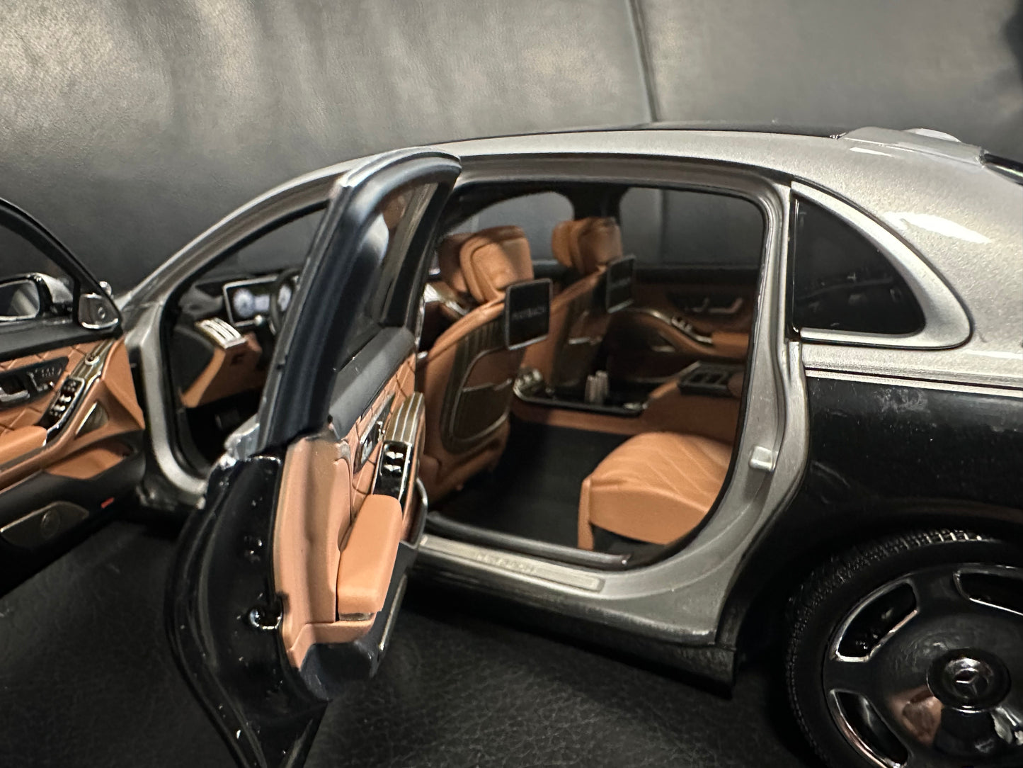 Mercedes Benz S Klasse Maybach S680 W223 black 1:18 Almost Real 820120 Мерцедес Бенц С Класа Майбах черен