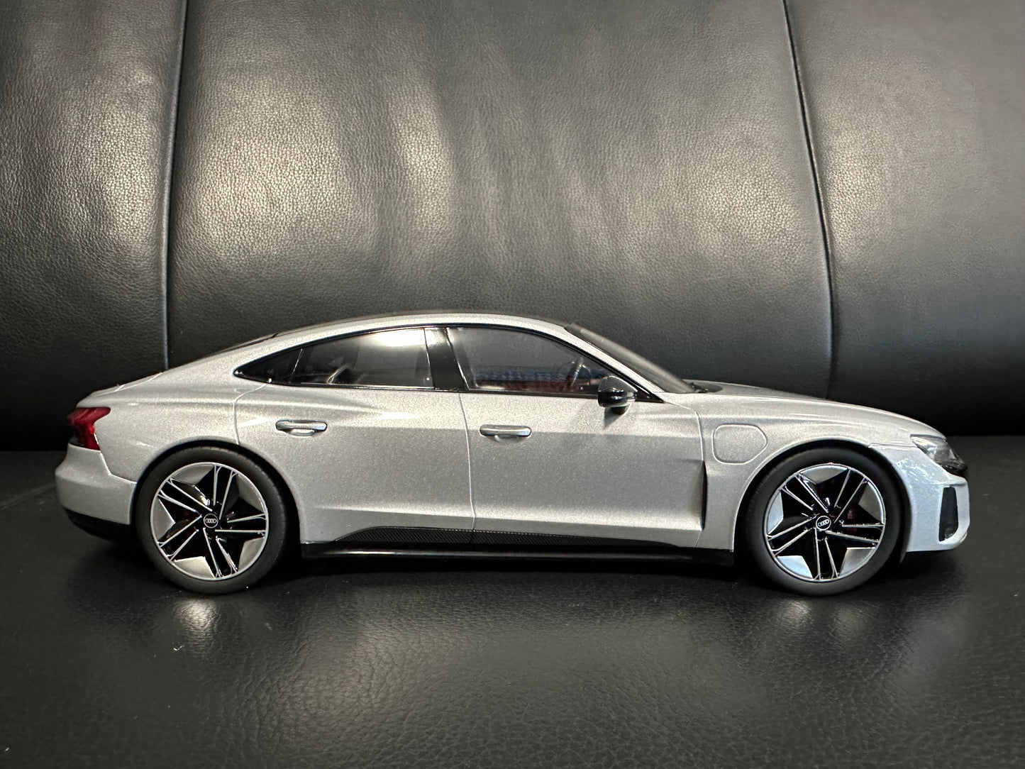 Audi RS E-tron GT 2021 Silver 1:18 GT Norev 188381 Ауди РС Е Трон ГТ сив