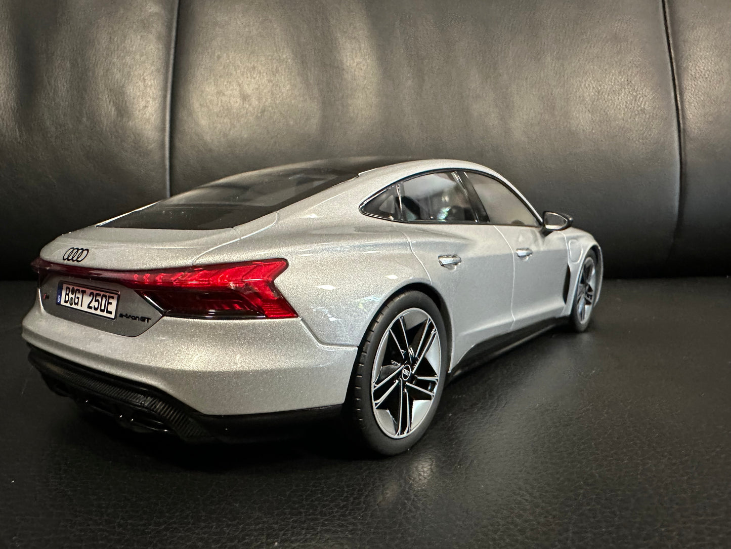 Audi RS E-tron GT 2021 Silver 1:18 GT Norev 188381 Ауди РС Е Трон ГТ сив