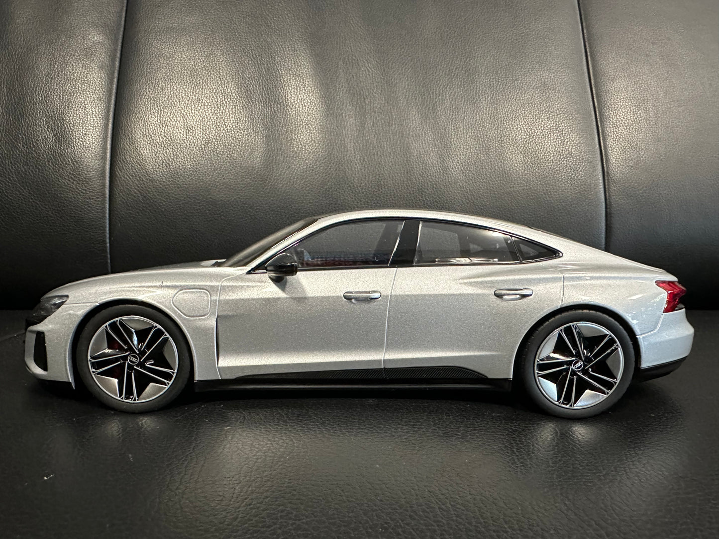 Audi RS E-tron GT 2021 Silver 1:18 GT Norev 188381 Ауди РС Е Трон ГТ сив
