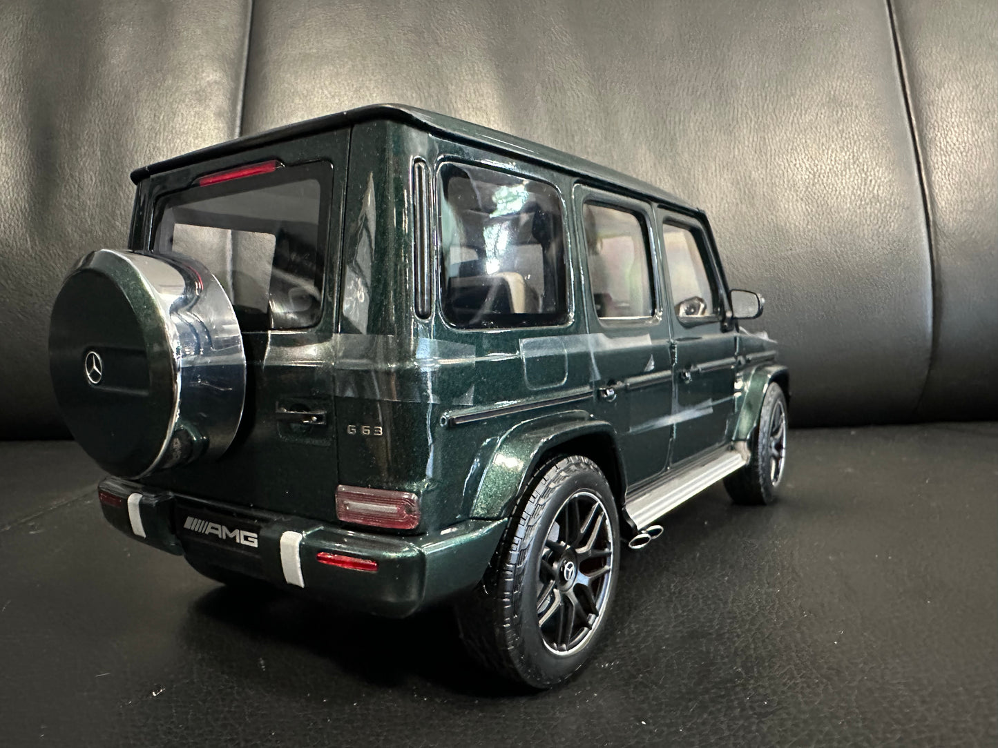 Mercedes Benz G63 V8 AMG green Limited Edition 1:18 Minichamps 110037066 Мерцедес Бенц Г63 АМГ зелен