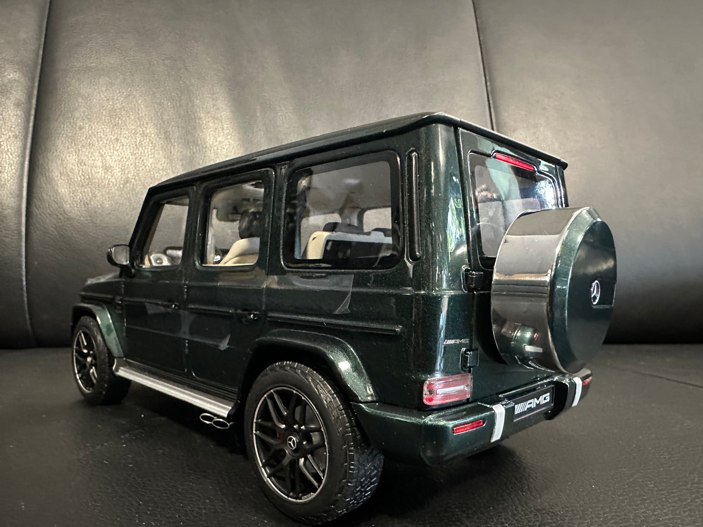 Mercedes Benz G63 V8 AMG green Limited Edition 1:18 Minichamps 110037066 Мерцедес Бенц Г63 АМГ зелен