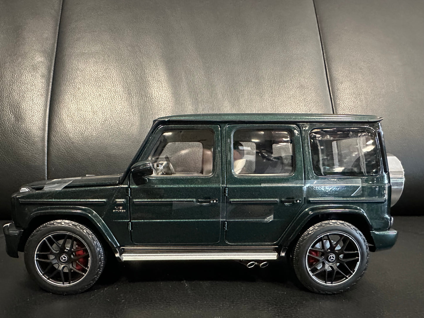 Mercedes Benz G63 V8 AMG green Limited Edition 1:18 Minichamps 110037066 Мерцедес Бенц Г63 АМГ зелен