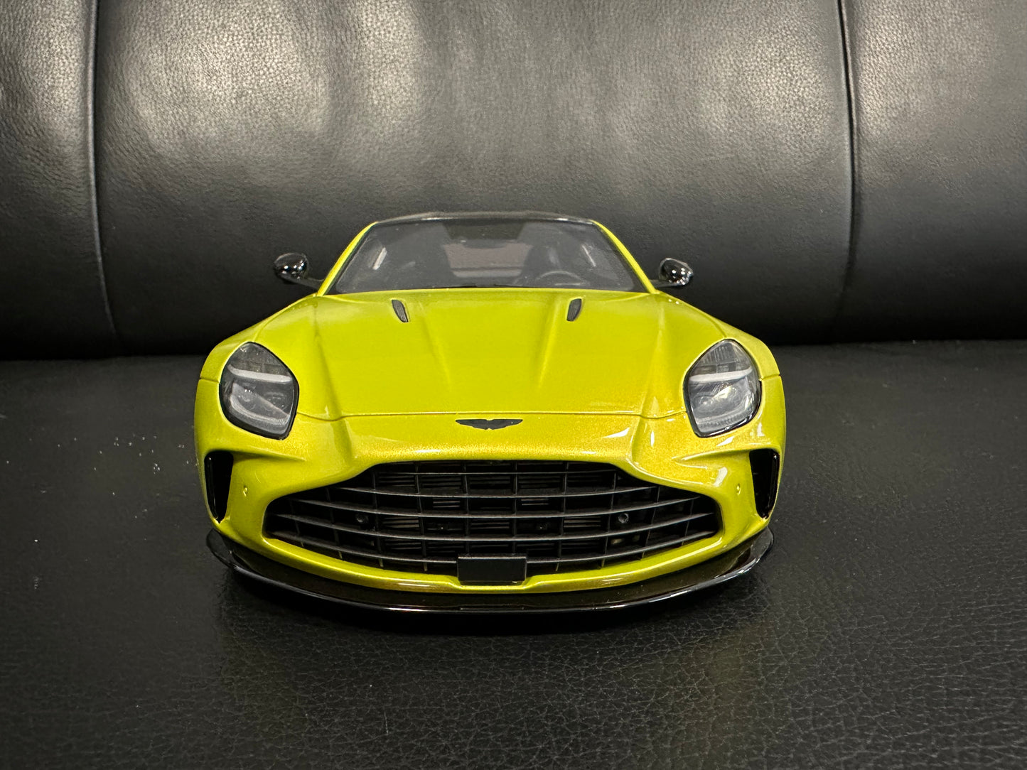 Aston Martin Vantage Cosmopolitan Yellow Limitiert 163/999 1:18 GT Spirit GT514 Астон Мартин Лимитирана