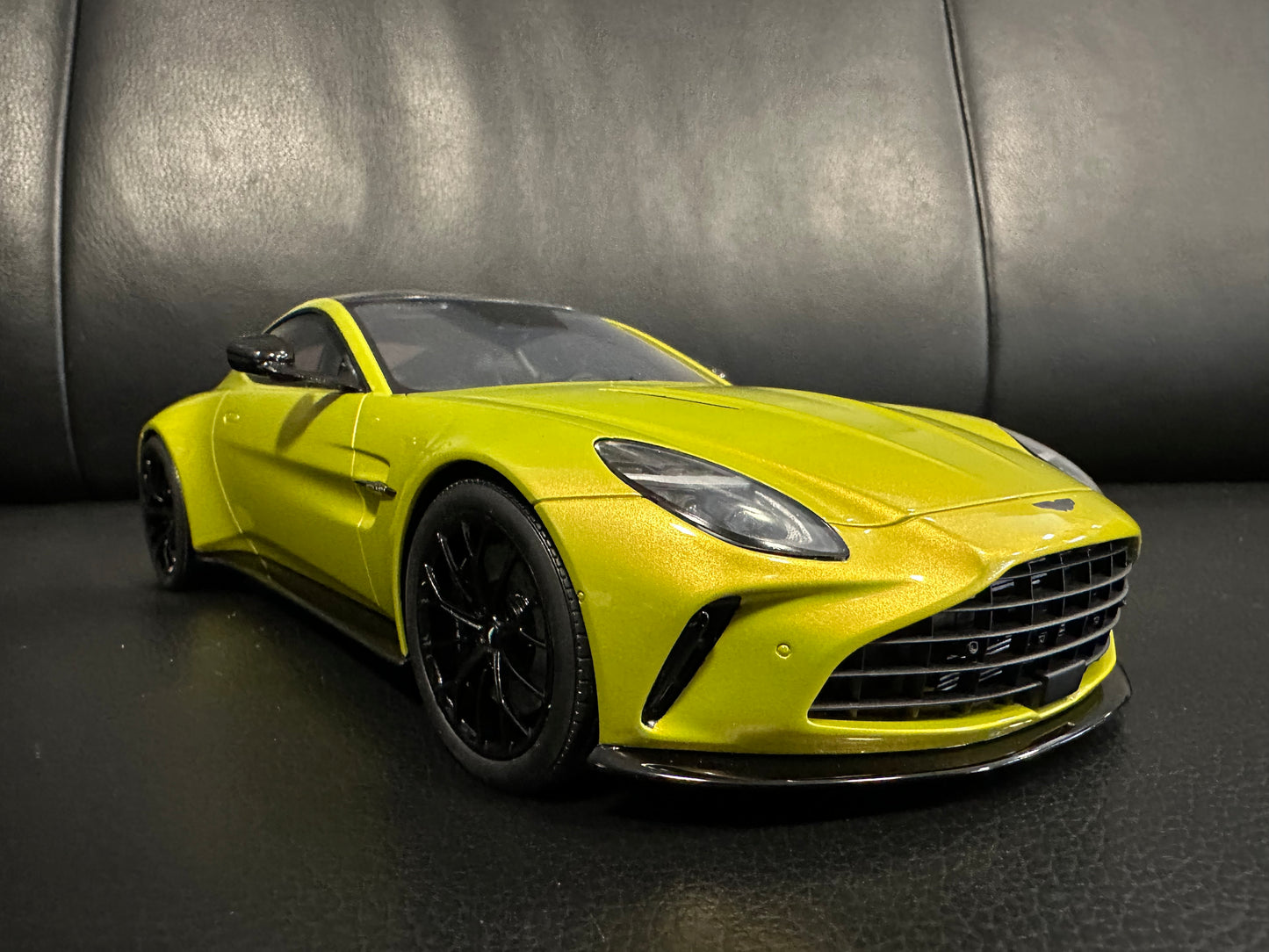 Aston Martin Vantage Cosmopolitan Yellow Limitiert 163/999 1:18 GT Spirit GT514 Астон Мартин Лимитирана