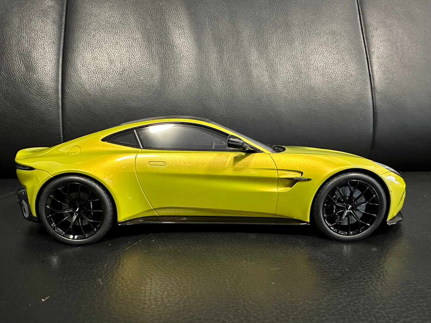 Aston Martin Vantage Cosmopolitan Yellow Limitiert 163/999 1:18 GT Spirit GT514 Астон Мартин Лимитирана