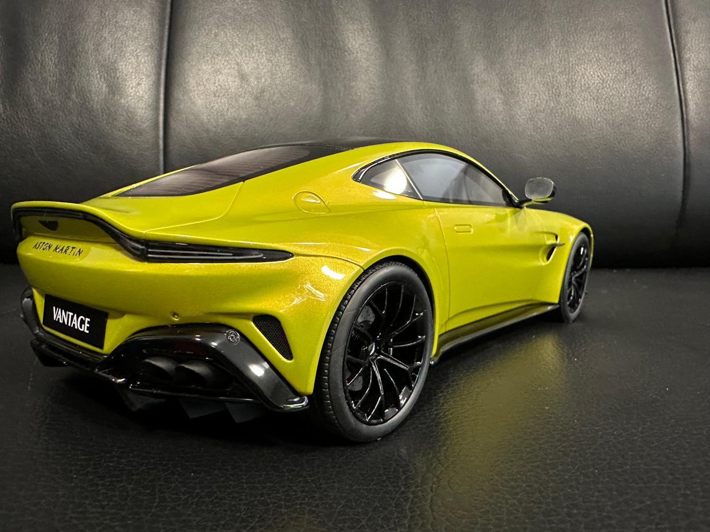 Aston Martin Vantage Cosmopolitan Yellow Limitiert 163/999 1:18 GT Spirit GT514 Астон Мартин Лимитирана