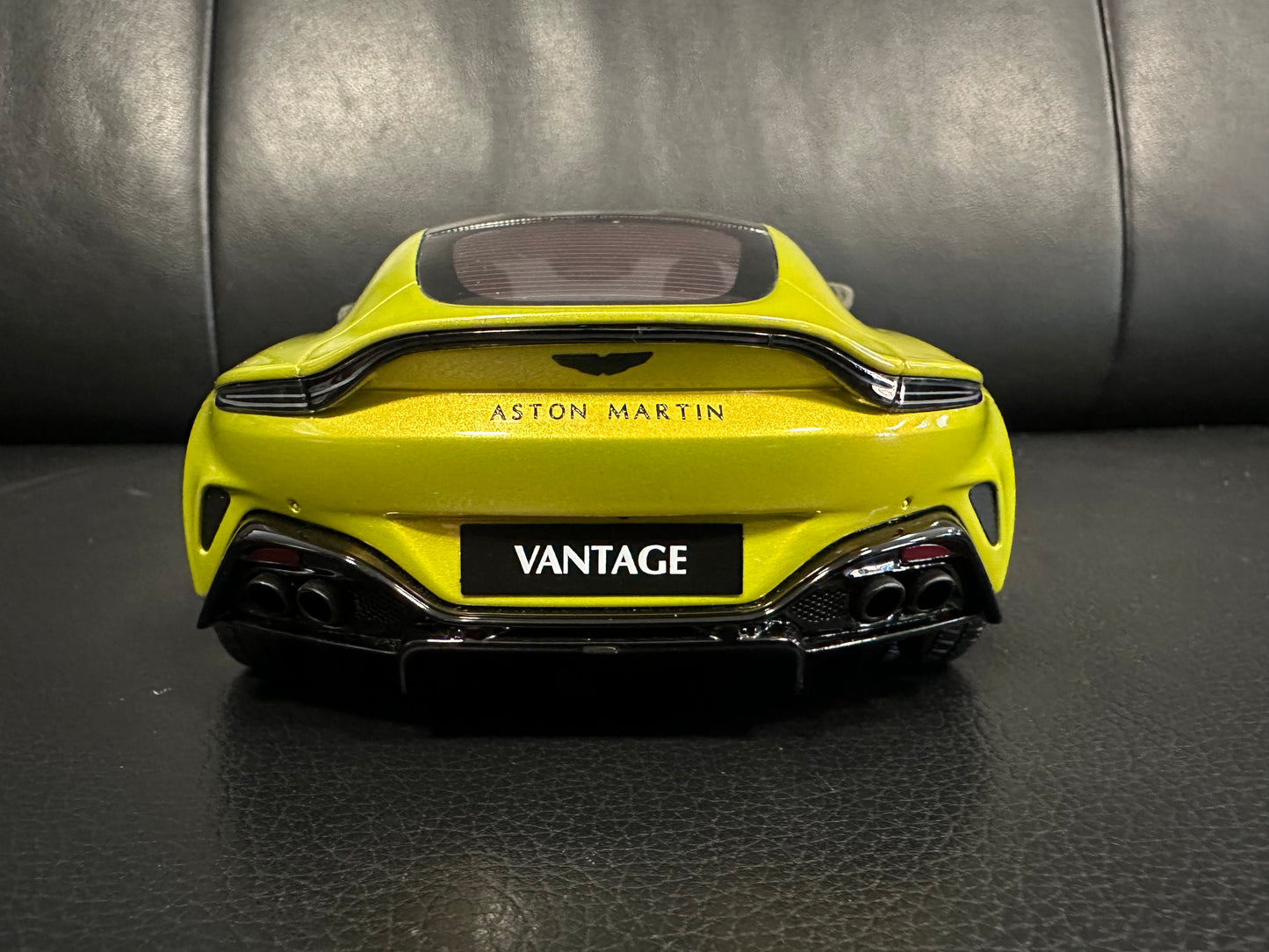 Aston Martin Vantage Cosmopolitan Yellow Limitiert 163/999 1:18 GT Spirit GT514 Астон Мартин Лимитирана