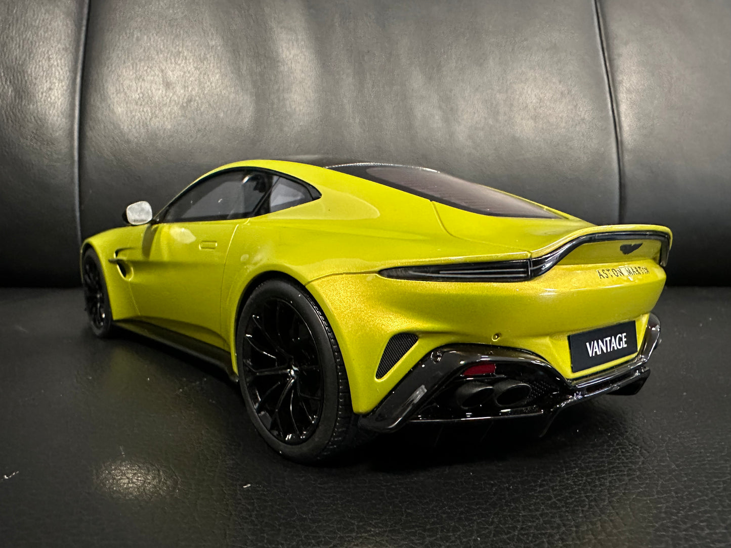Aston Martin Vantage Cosmopolitan Yellow Limitiert 163/999 1:18 GT Spirit GT514 Астон Мартин Лимитирана