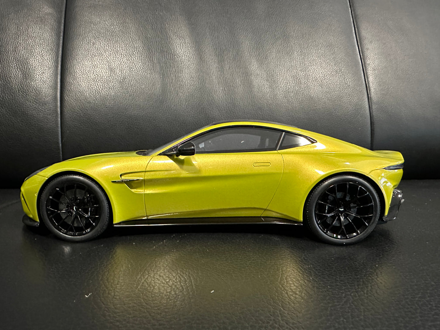 Aston Martin Vantage Cosmopolitan Yellow Limitiert 163/999 1:18 GT Spirit GT514 Астон Мартин Лимитирана
