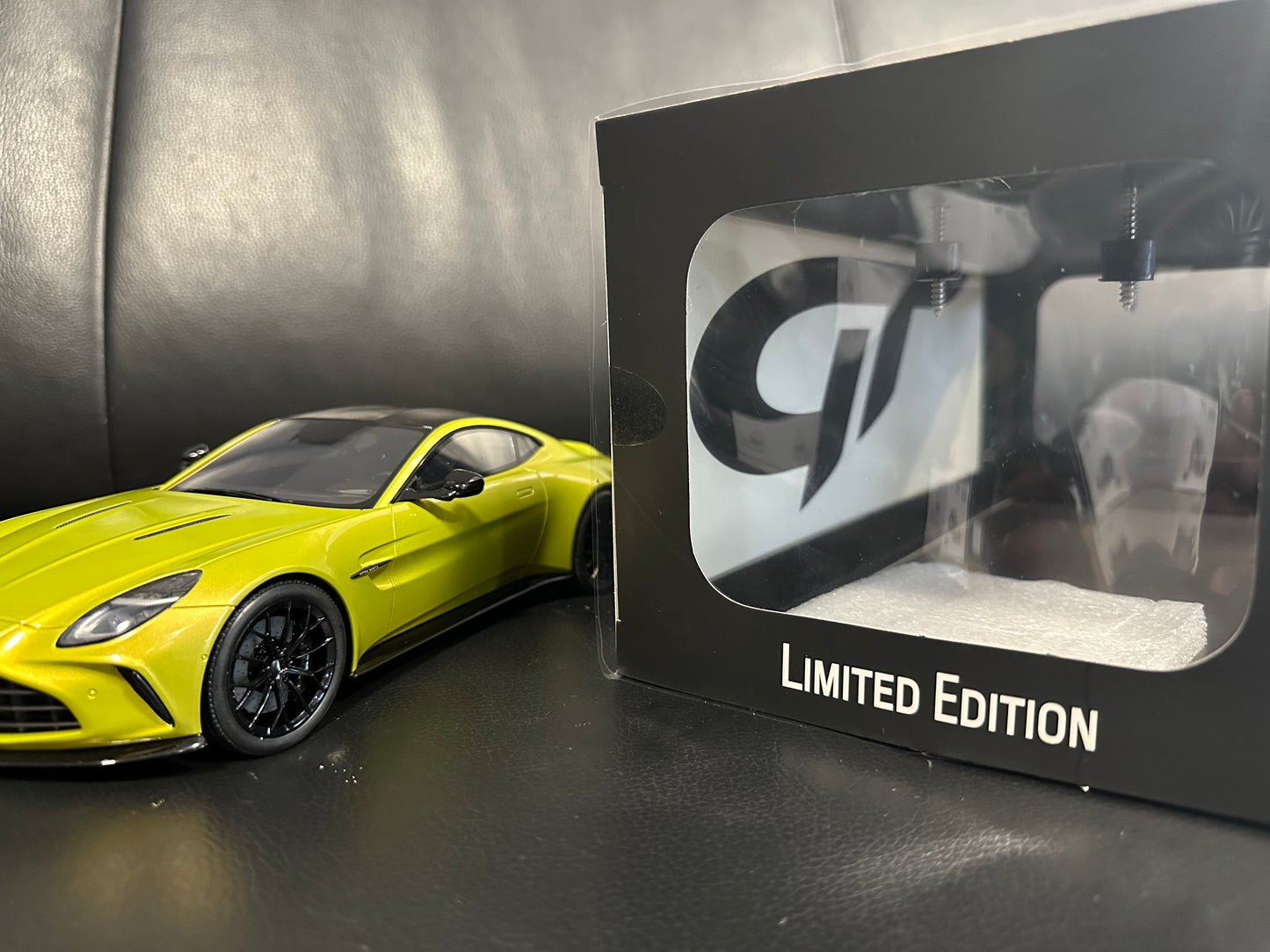 Aston Martin Vantage Cosmopolitan Yellow Limitiert 163/999 1:18 GT Spirit GT514 Астон Мартин Лимитирана