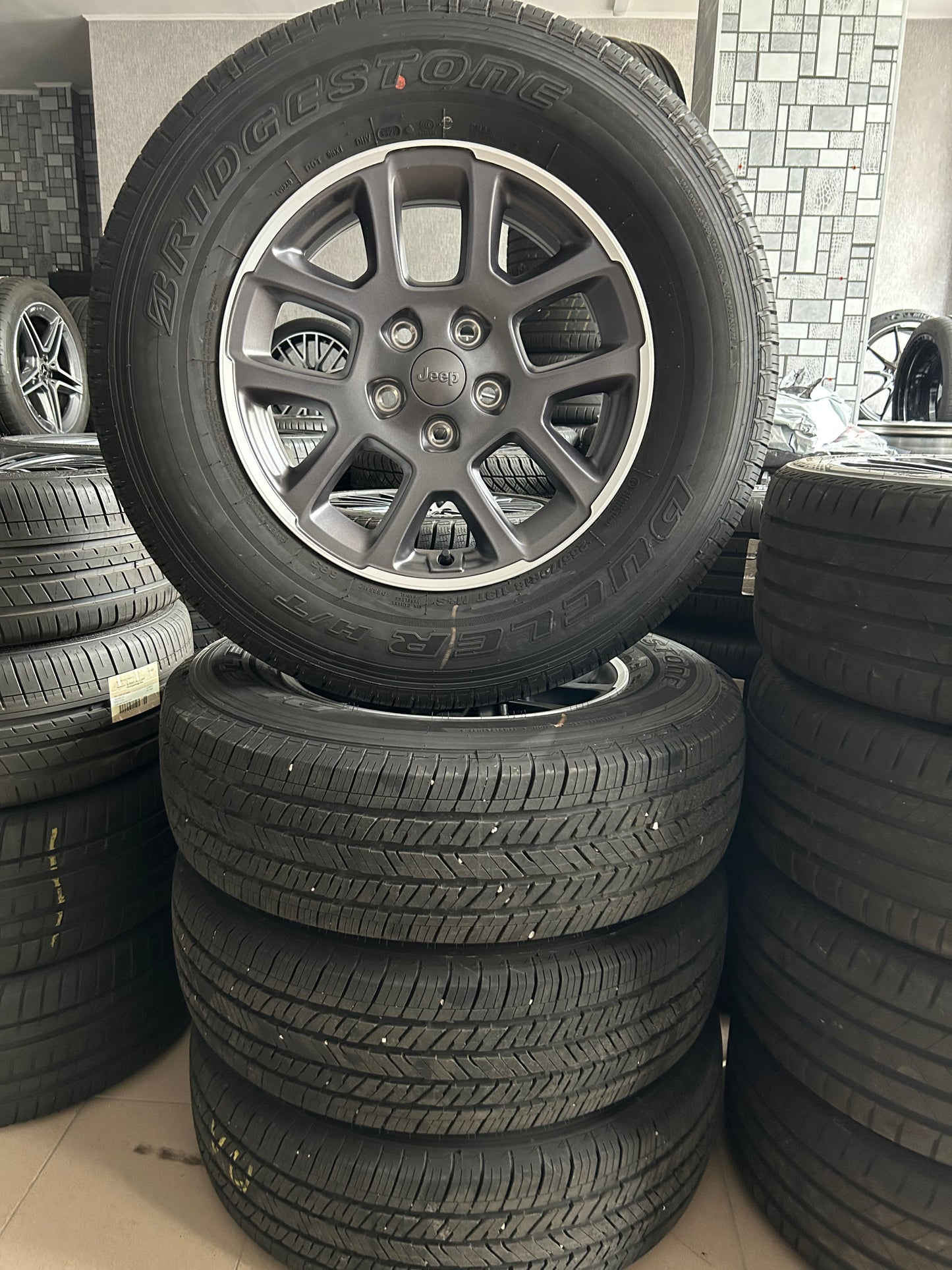 Jeep Rubicon Wrangler комплект алуминиеви джанти с всесезонни Гуми 225 70 18 Цола