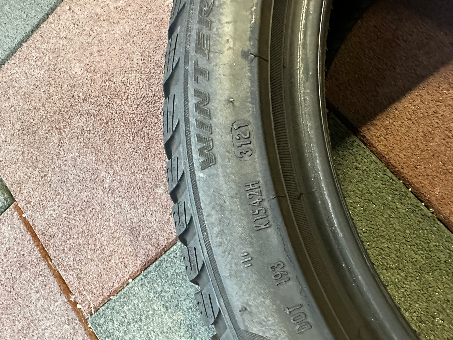 Употребявани зимни Гуми Pirelli 18 Zoll Runflat 225 45 18 Цола MO Рънфлат 5-6мм