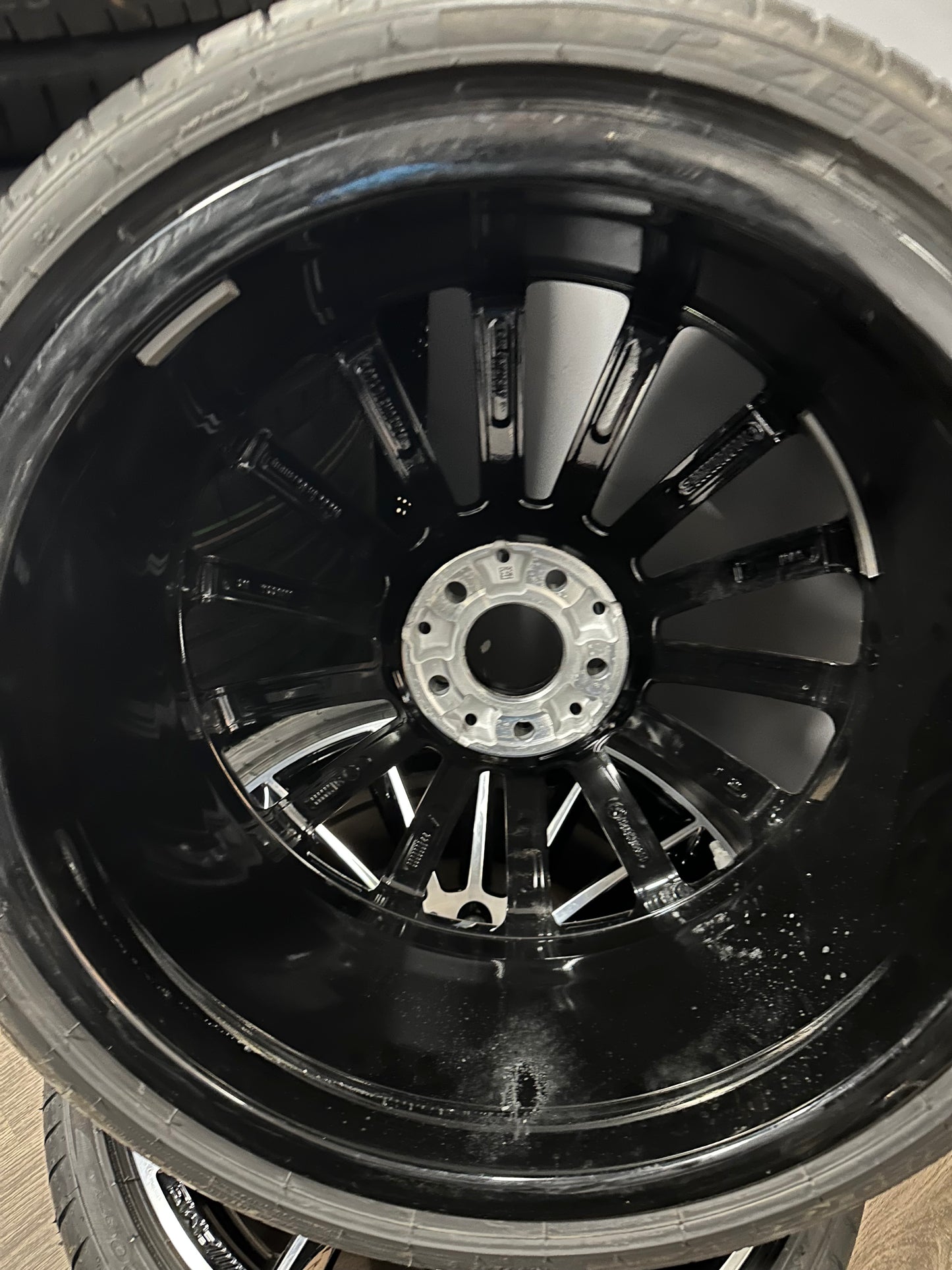 Като Нови Оригинал Mercedes E klasse W213 AMG 20 Zoll Мерцедес Е класа W213 20 цола AMG джанти летен комплект летни гуми