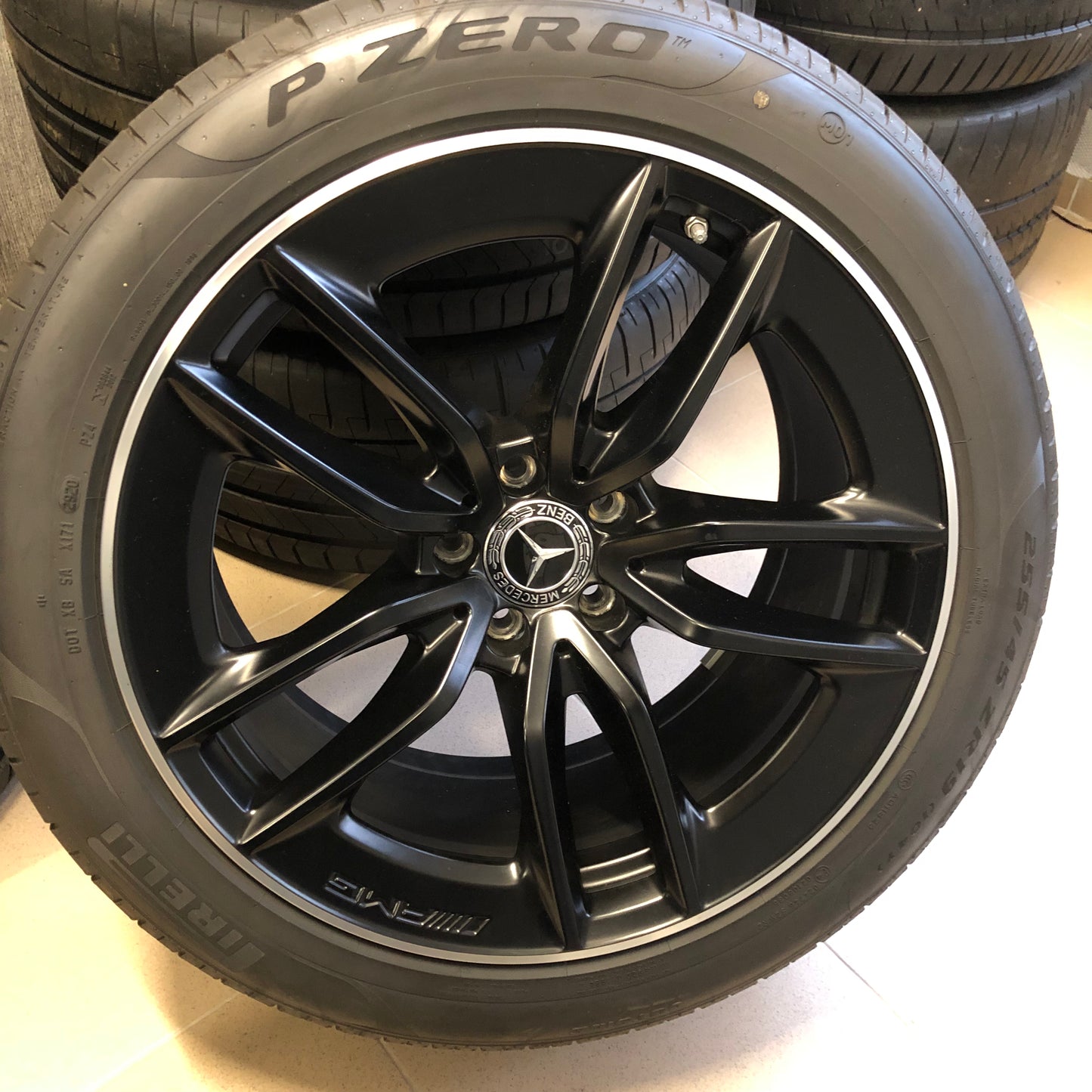 Нови Mercedes AMG GT 4 door W290 19 цола джанти летен комплект гуми