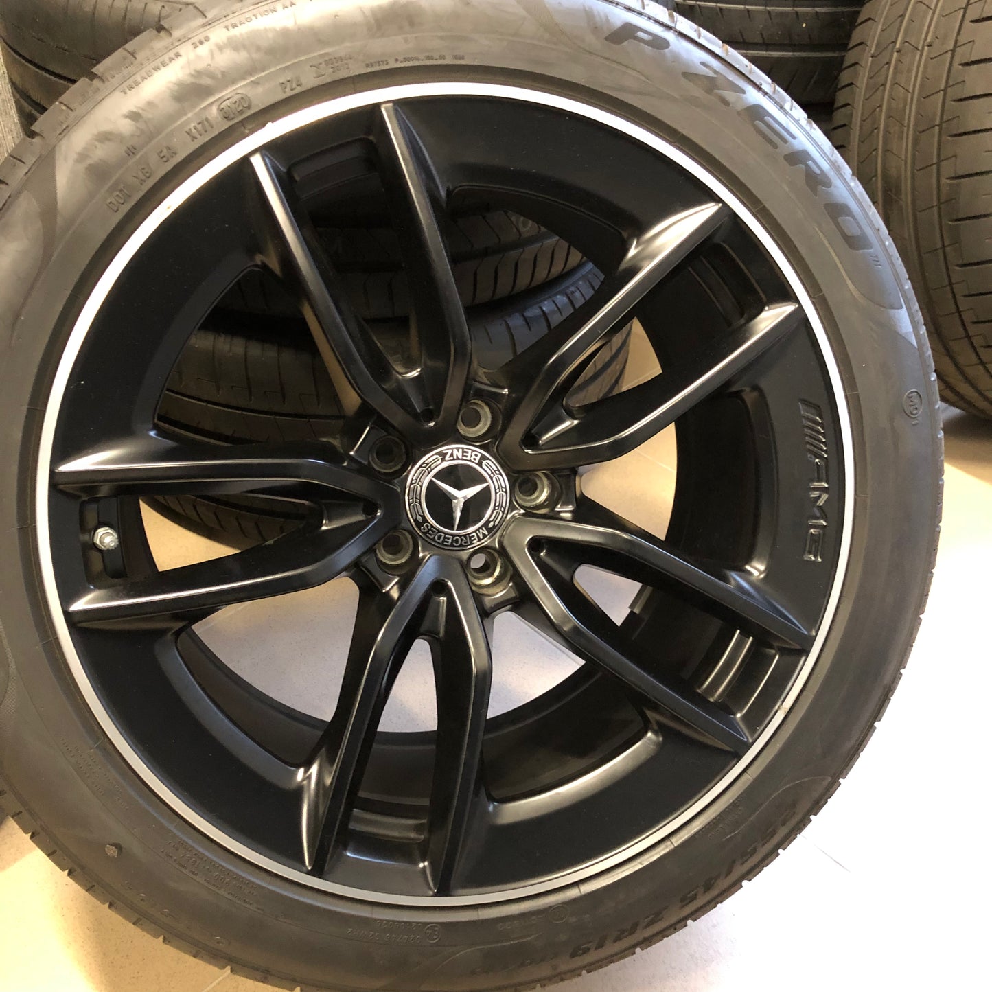 Нови Mercedes AMG GT 4 door W290 19 цола джанти летен комплект гуми