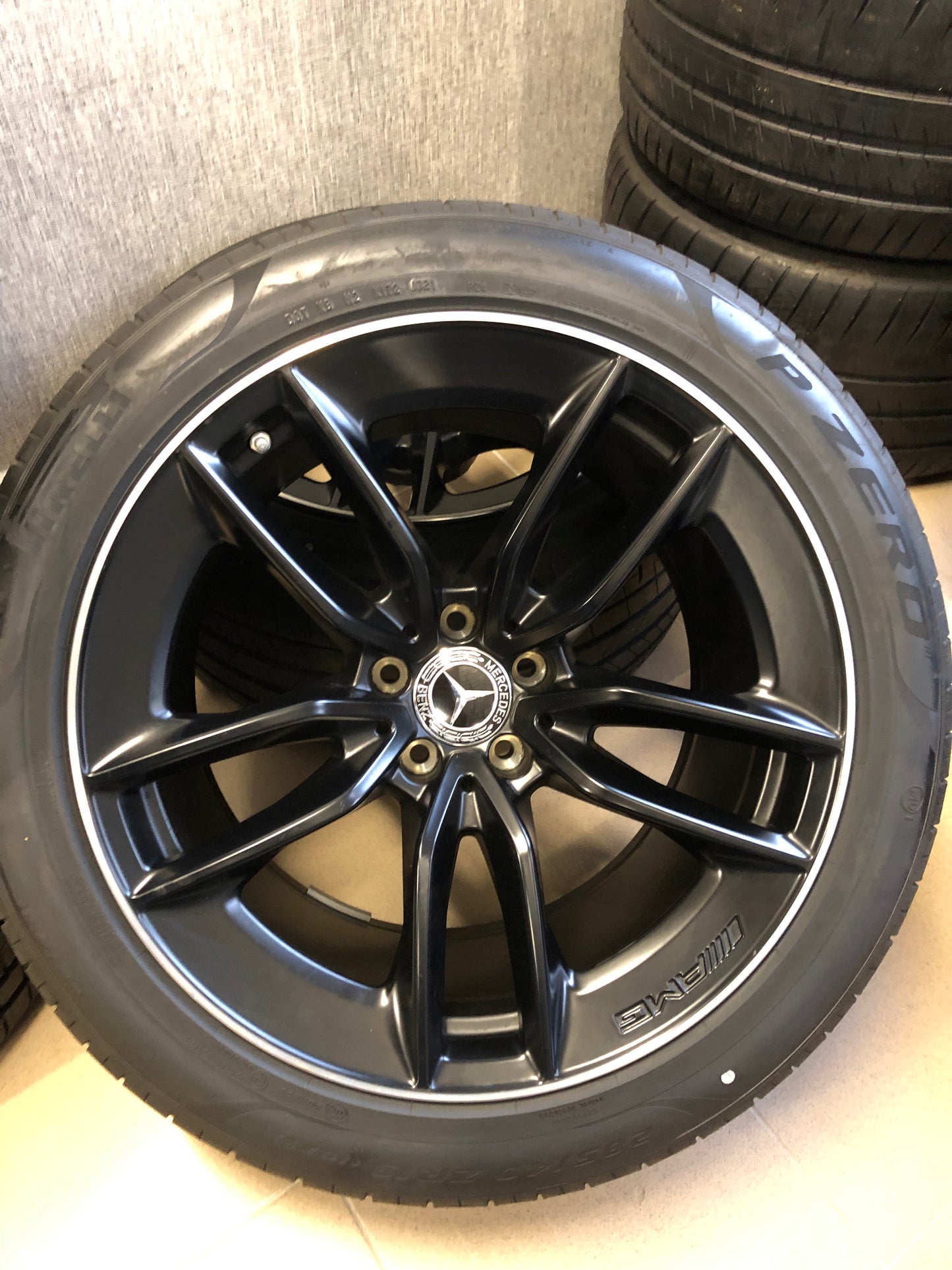Нови Mercedes AMG GT 4 door W290 19 цола джанти летен комплект гуми