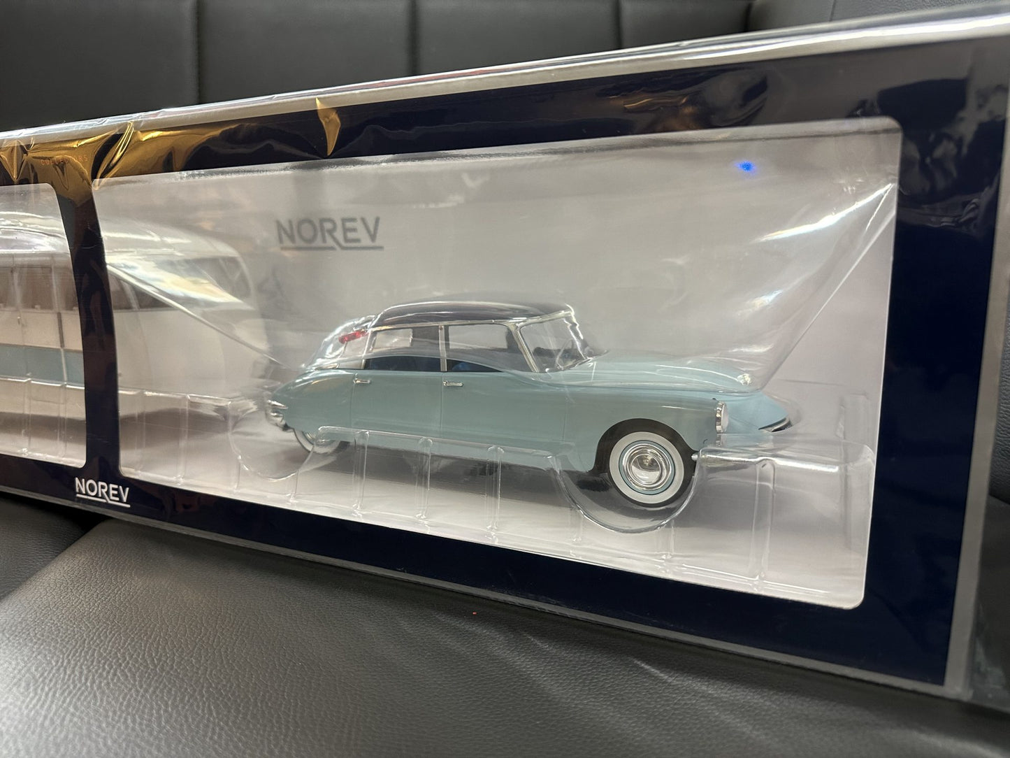 Citroen DS 19 1959 - Bleu Nuage & Aubergine & Caravane Henon 1:18 NOREV