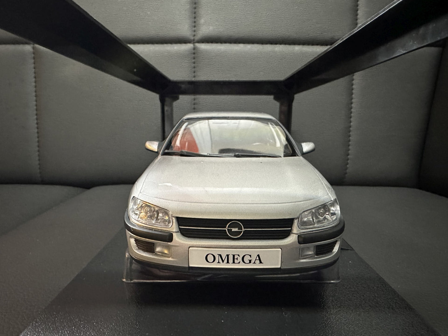 Opel Omega B 1996 Silver 1:18 Triple 9 Опел Омега Б 1996 сив
