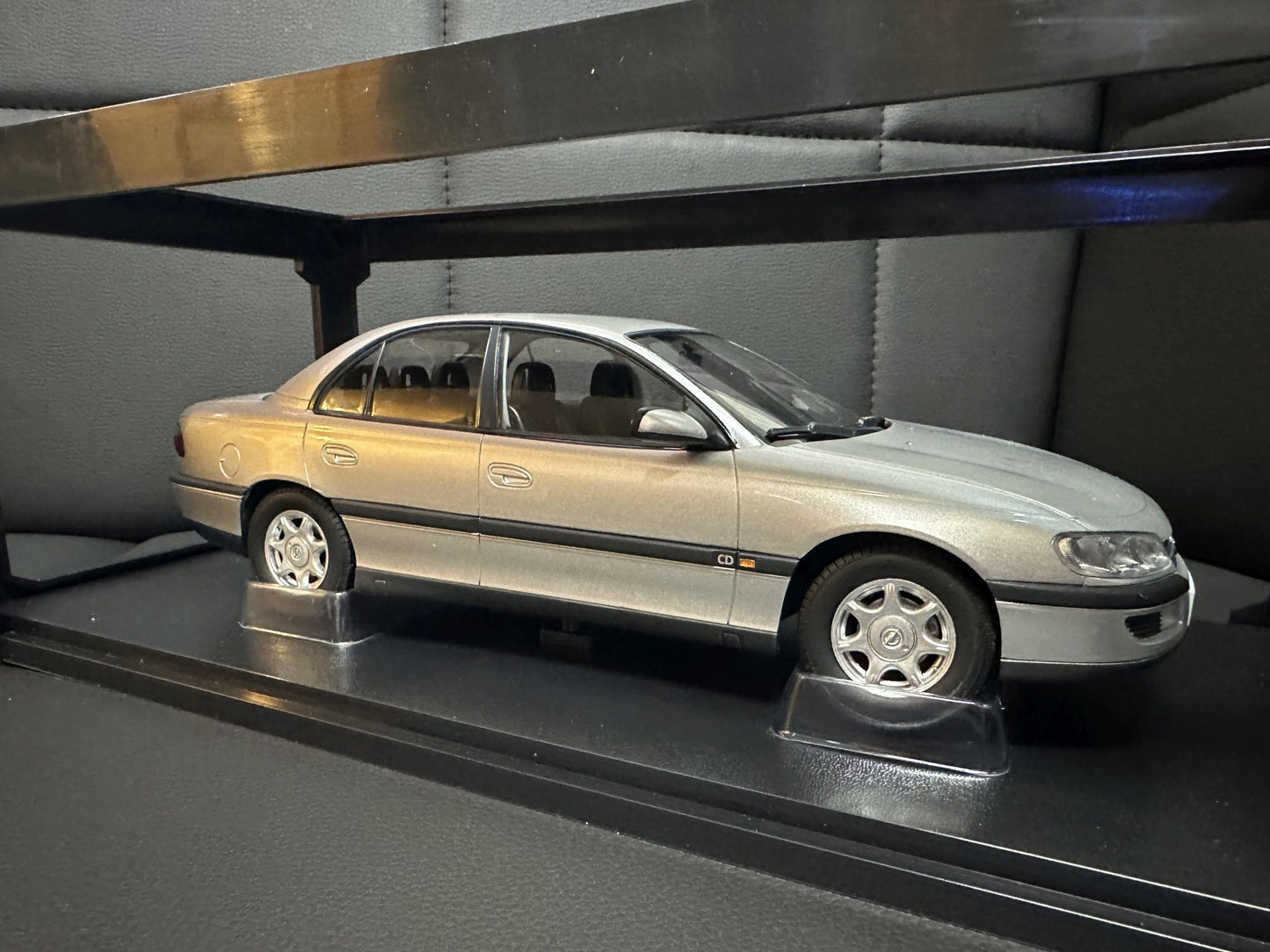 Opel Omega B 1996 Silver 1:18 Triple 9 Опел Омега Б 1996 сив