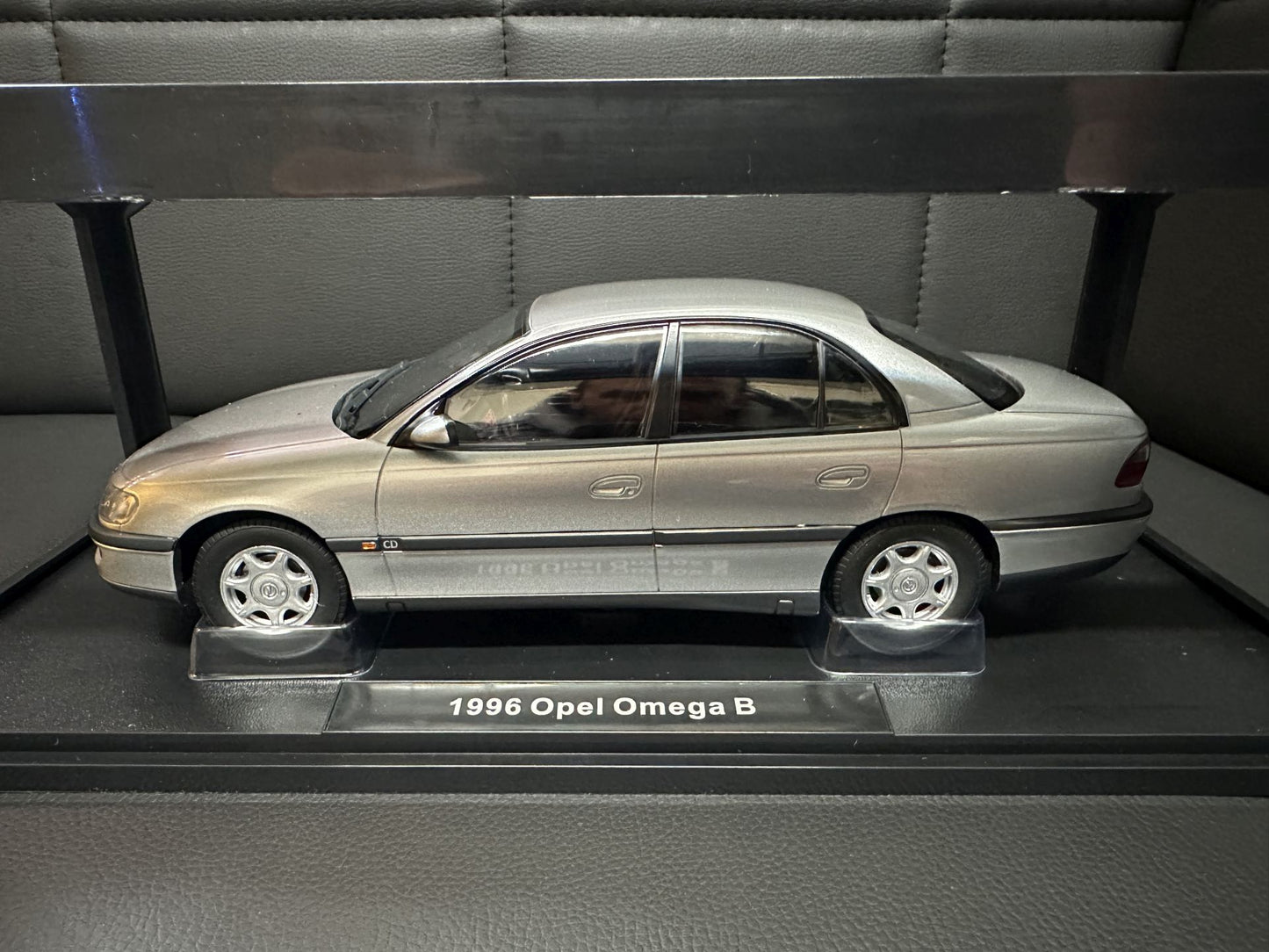 Opel Omega B 1996 Silver 1:18 Triple 9 Опел Омега Б 1996 сив