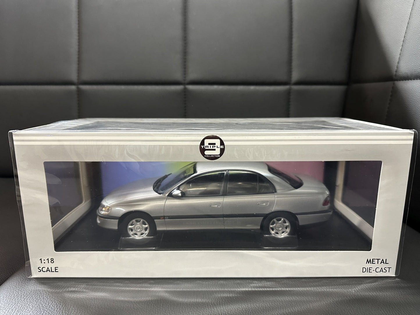 Opel Omega B 1996 Silver 1:18 Triple 9 Опел Омега Б 1996 сив