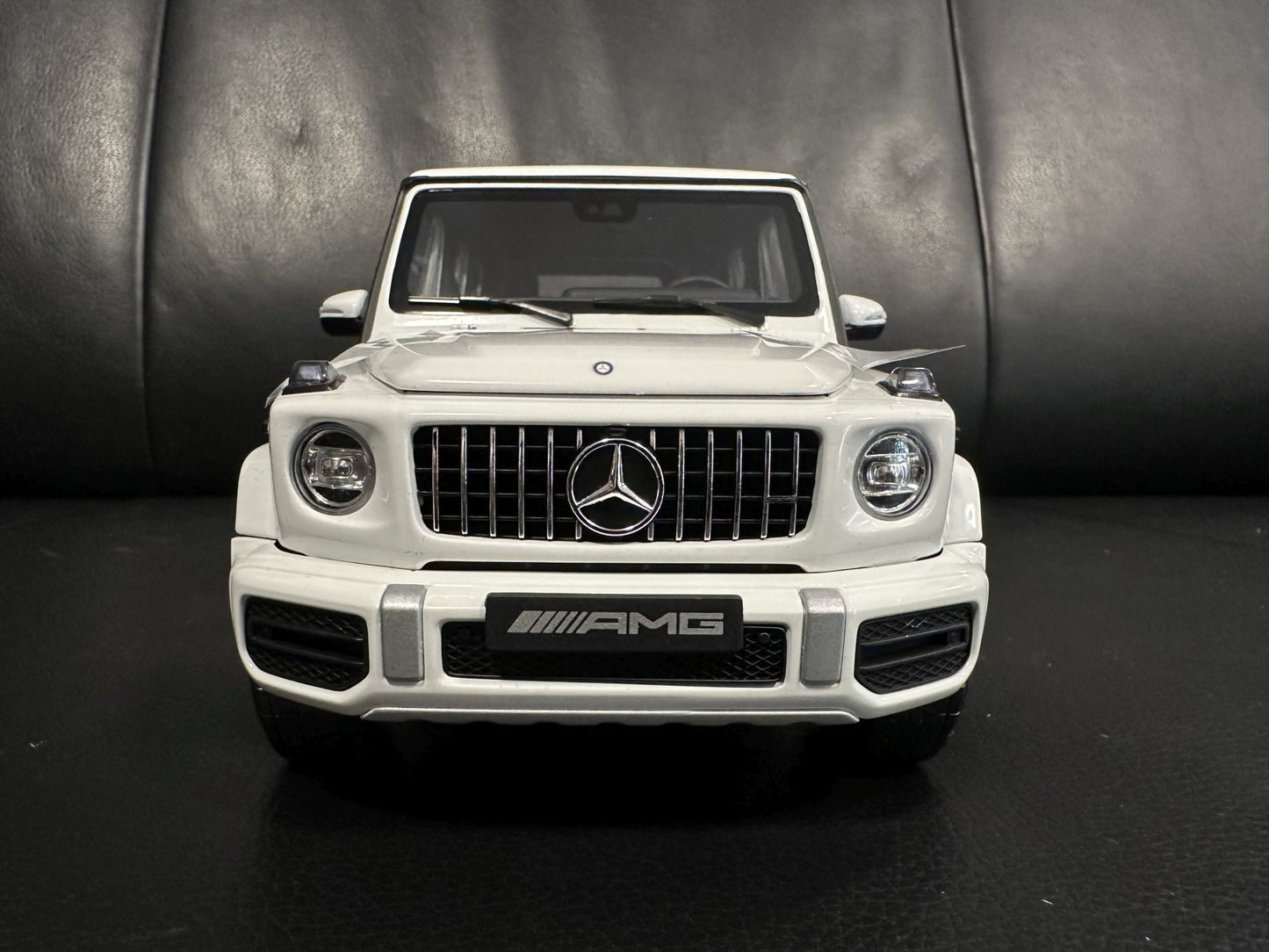 Mercedes Benz G63 V8 AMG white 1:18 Minichamps 110037065 Мерцедес Бенц Г63 АМГ бял