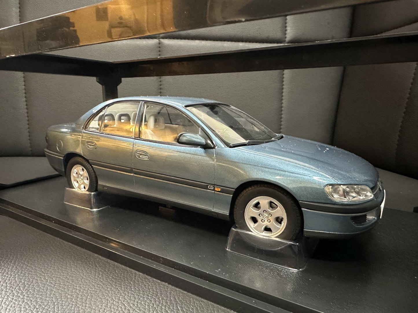 Opel Omega 1996 Polar Blue 1:18 Triple 9 Опел Омега Б 1996 синя