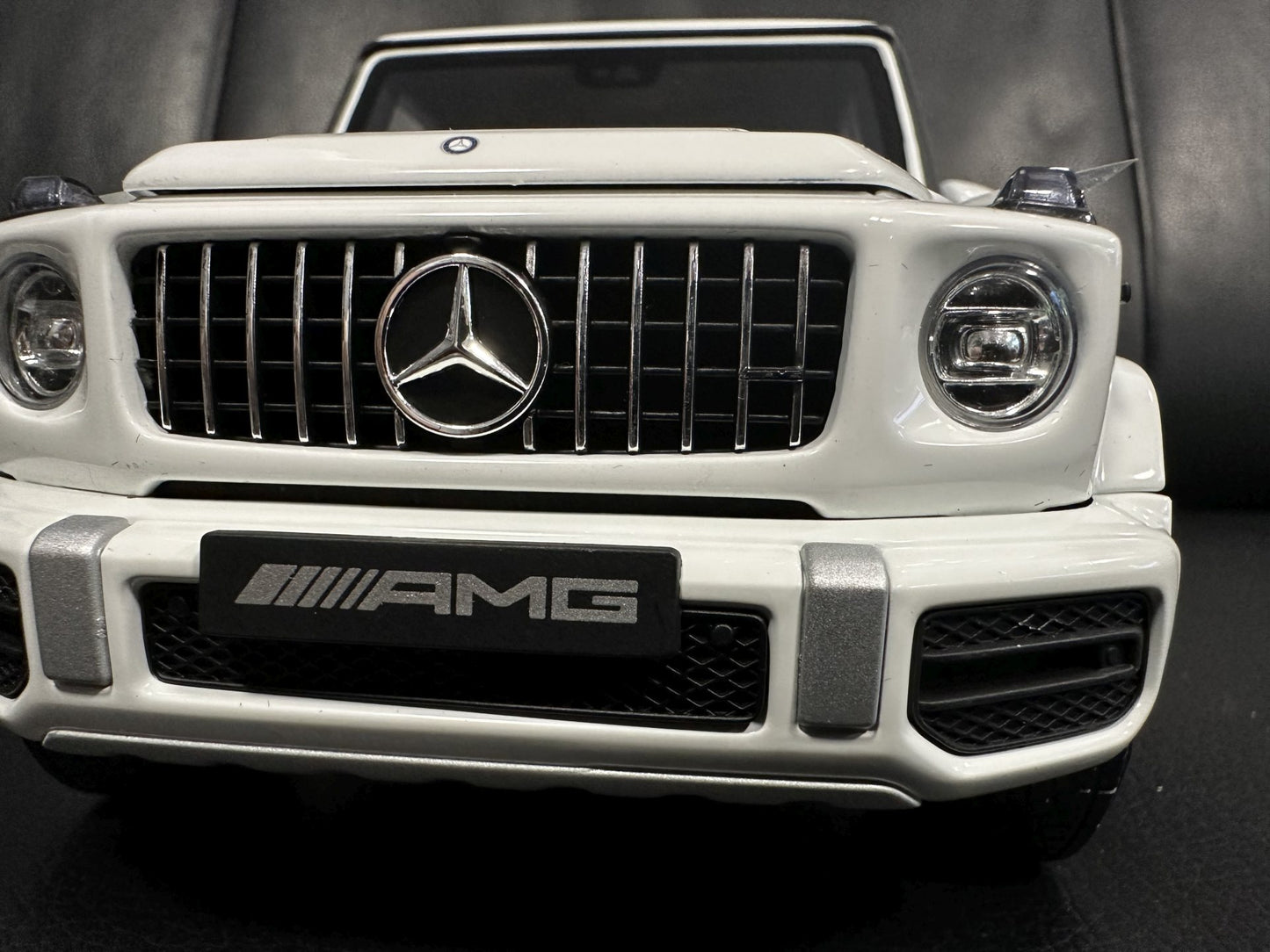 Mercedes Benz G63 V8 AMG white 1:18 Minichamps 110037065 Мерцедес Бенц Г63 АМГ бял