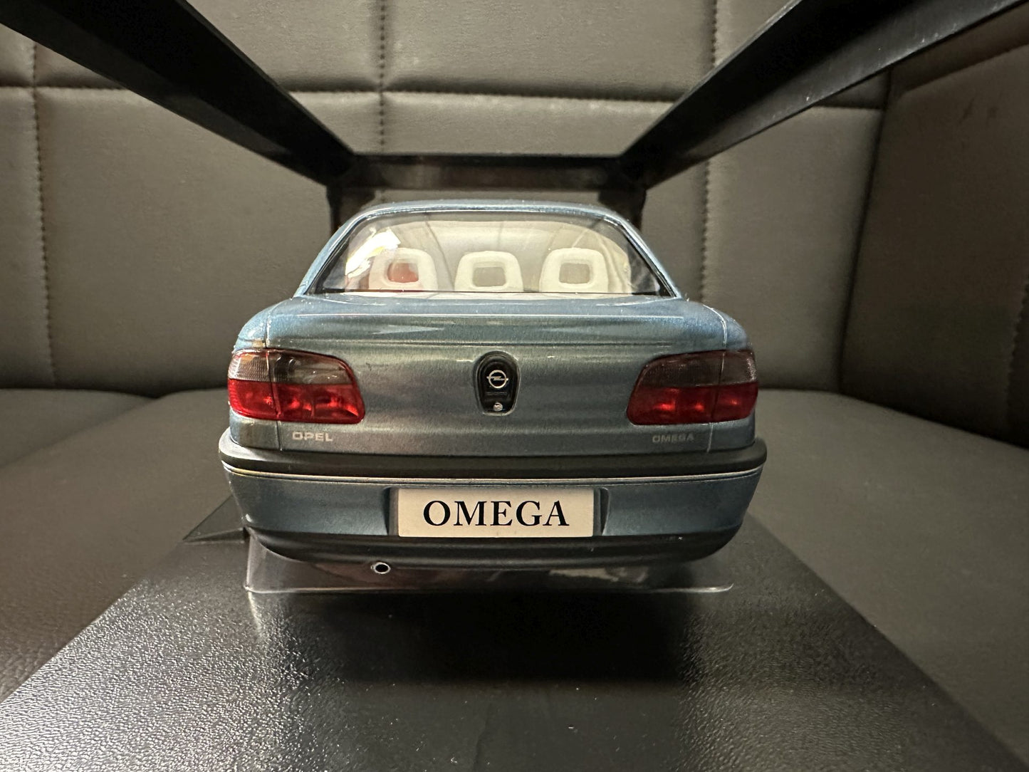 Opel Omega 1996 Polar Blue 1:18 Triple 9 Опел Омега Б 1996 синя