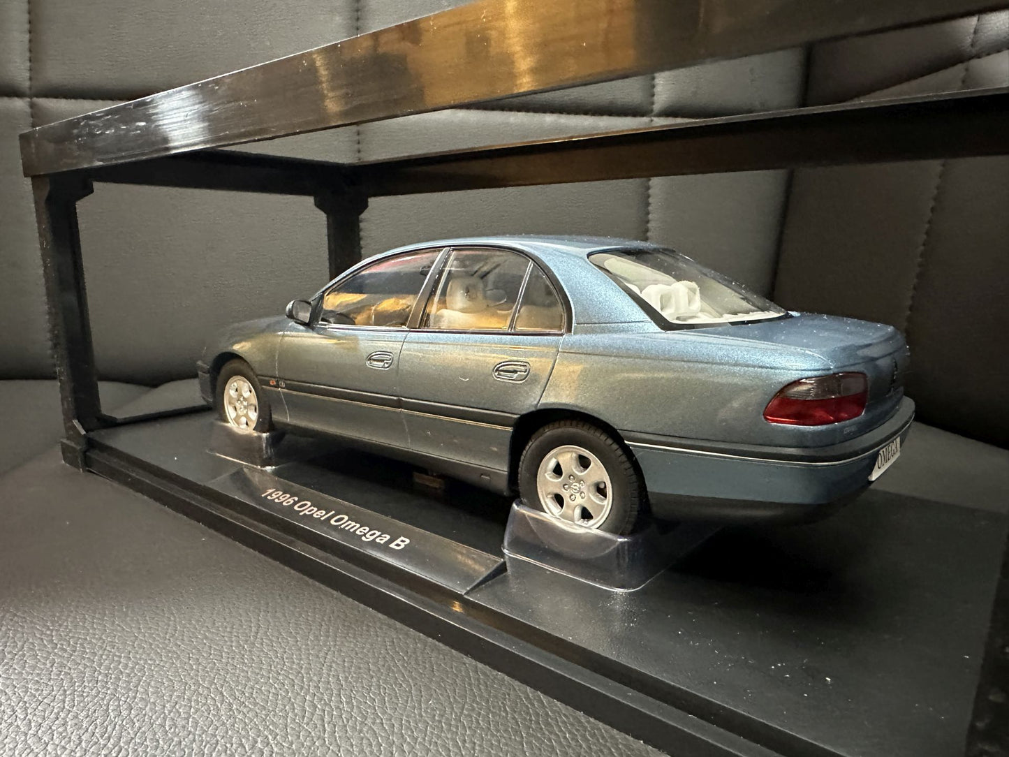 Opel Omega 1996 Polar Blue 1:18 Triple 9 Опел Омега Б 1996 синя
