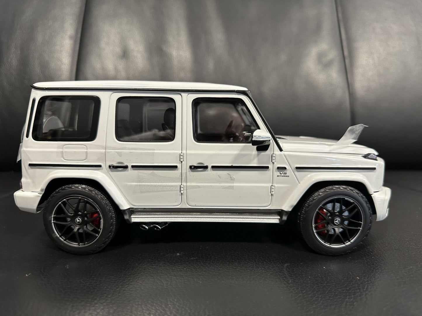 Mercedes Benz G63 V8 AMG white 1:18 Minichamps 110037065 Мерцедес Бенц Г63 АМГ бял