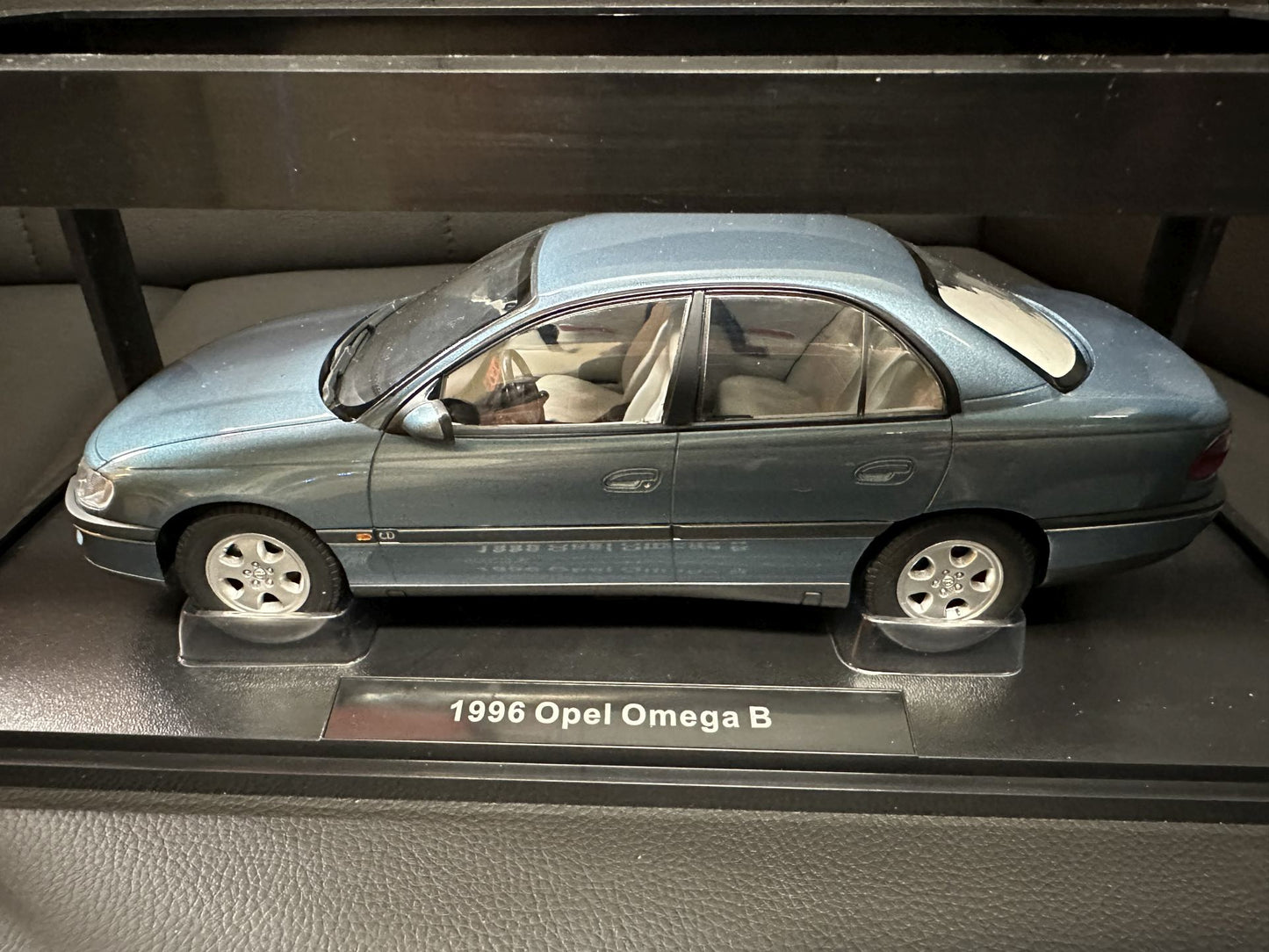 Opel Omega 1996 Polar Blue 1:18 Triple 9 Опел Омега Б 1996 синя