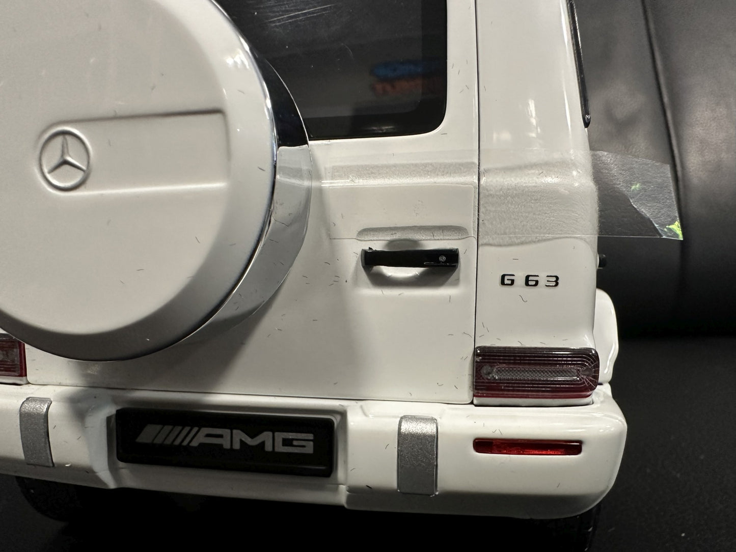 Mercedes Benz G63 V8 AMG white 1:18 Minichamps 110037065 Мерцедес Бенц Г63 АМГ бял