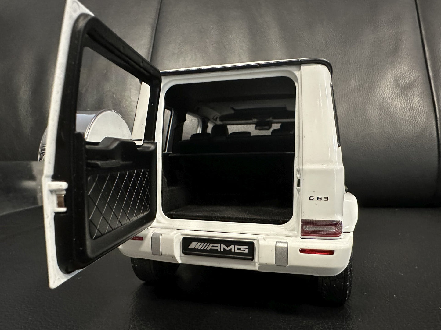 Mercedes Benz G63 V8 AMG white 1:18 Minichamps 110037065 Мерцедес Бенц Г63 АМГ бял