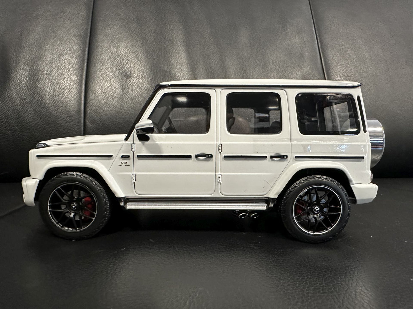 Mercedes Benz G63 V8 AMG white 1:18 Minichamps 110037065 Мерцедес Бенц Г63 АМГ бял