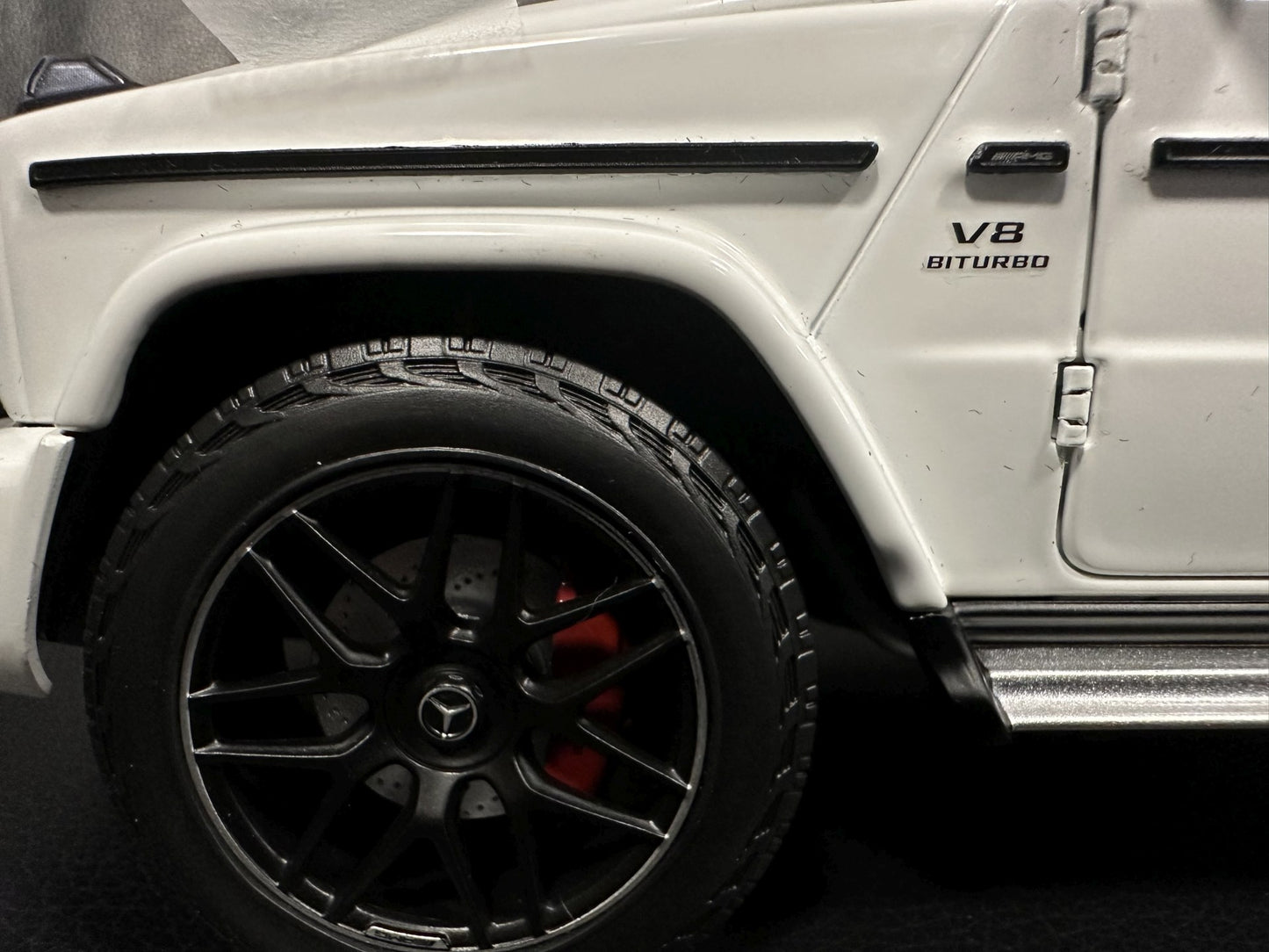 Mercedes Benz G63 V8 AMG white 1:18 Minichamps 110037065 Мерцедес Бенц Г63 АМГ бял