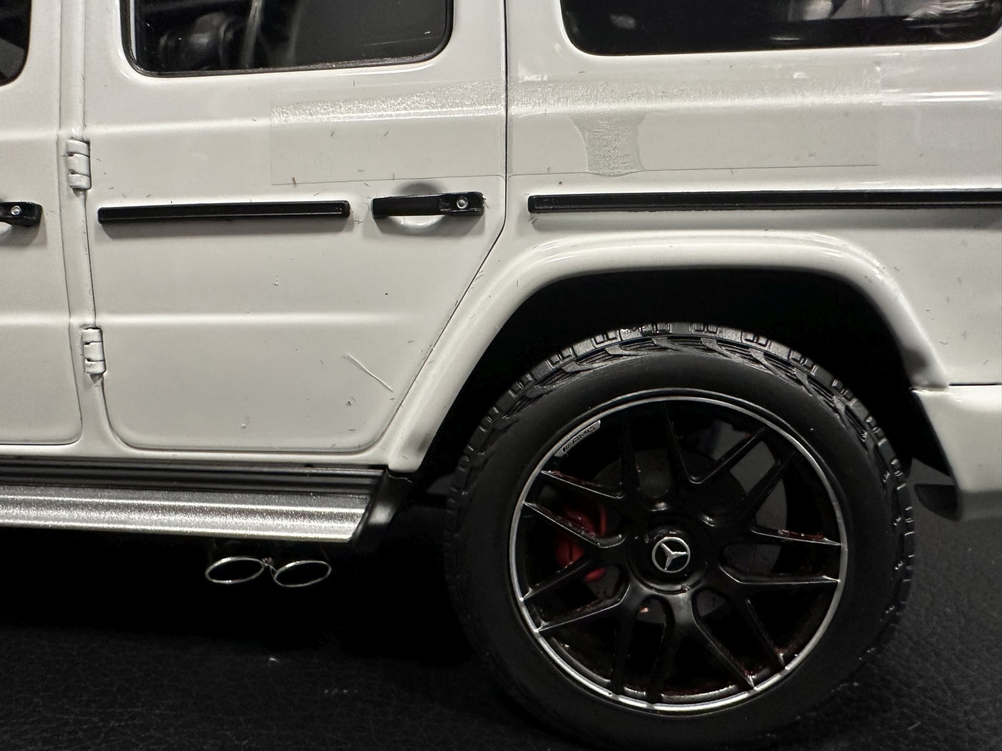 Mercedes Benz G63 V8 AMG white 1:18 Minichamps 110037065 Мерцедес Бенц Г63 АМГ бял