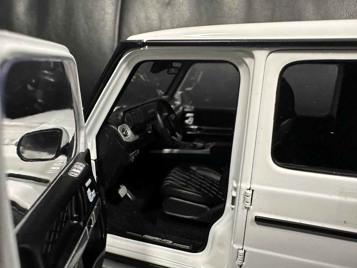 Mercedes Benz G63 V8 AMG white 1:18 Minichamps 110037065 Мерцедес Бенц Г63 АМГ бял
