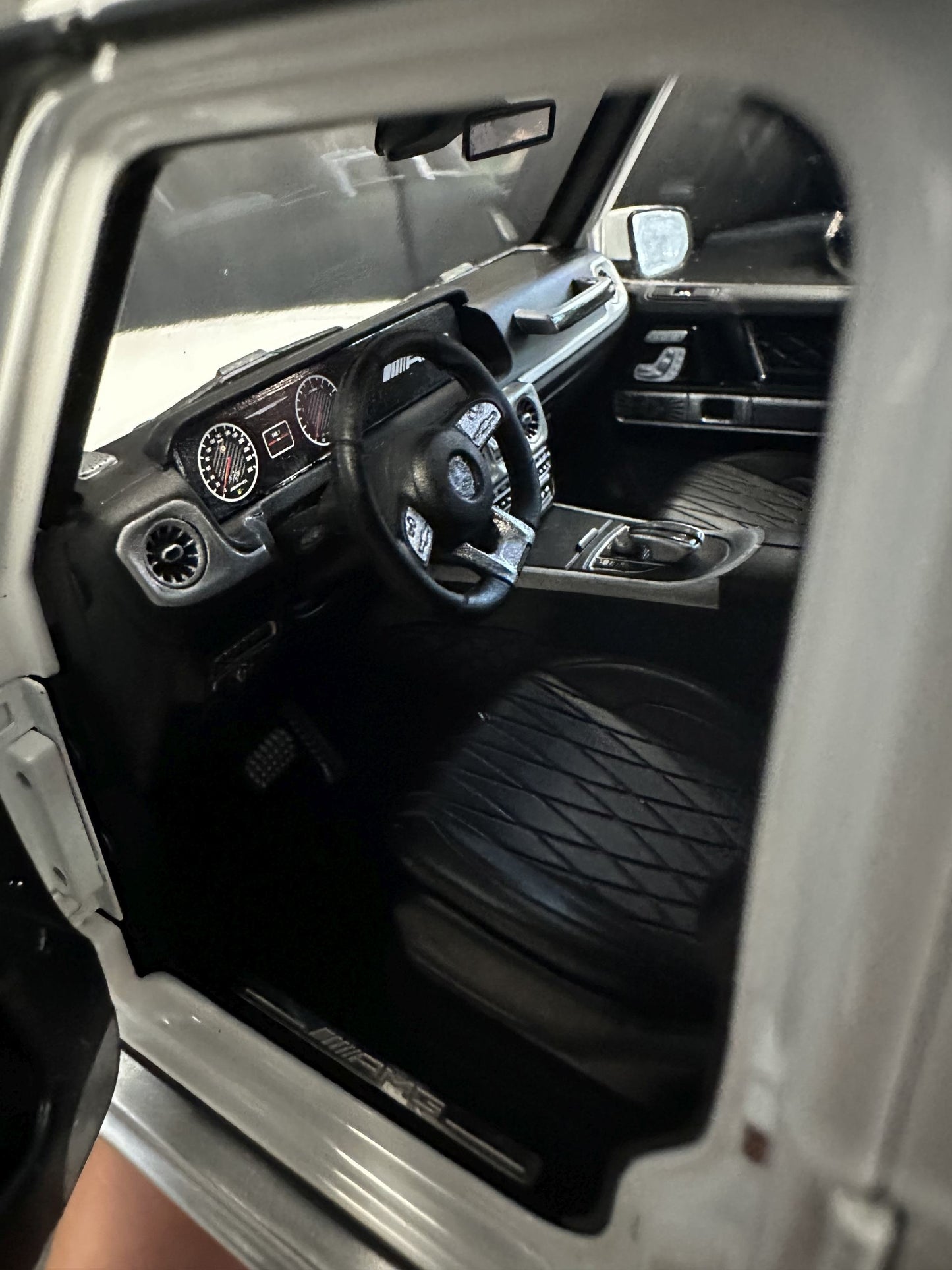 Mercedes Benz G63 V8 AMG white 1:18 Minichamps 110037065 Мерцедес Бенц Г63 АМГ бял