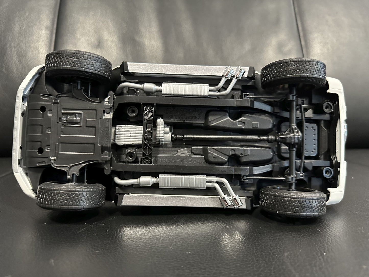 Mercedes Benz G63 V8 AMG white 1:18 Minichamps 110037065 Мерцедес Бенц Г63 АМГ бял