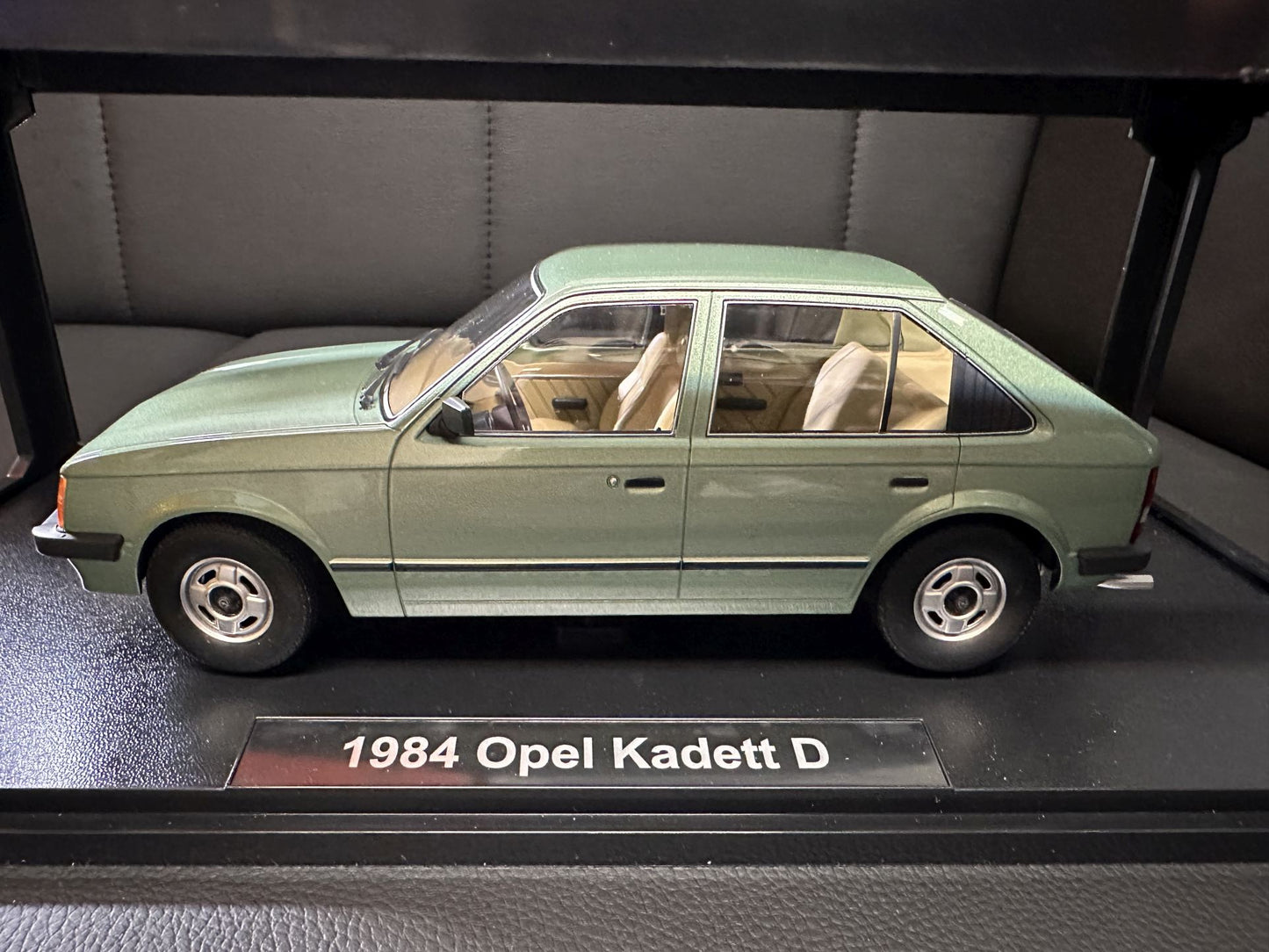Opel Kadett D Light Green 1:18 Triple 9 Опел Кадет Д светло зелен