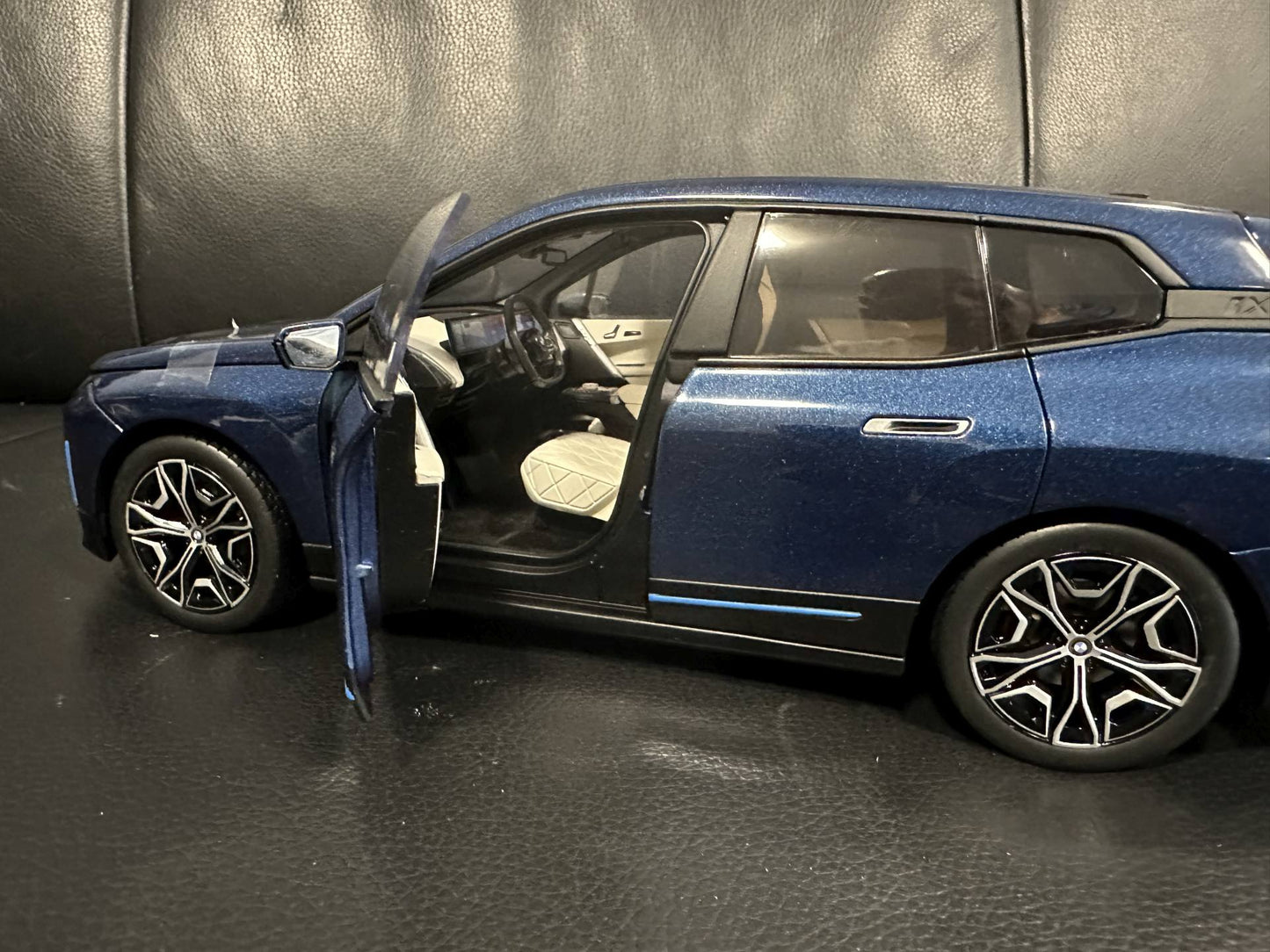 Bmw IX i20 blue 1:18 Minichamps 110023100 Бмв и20 син