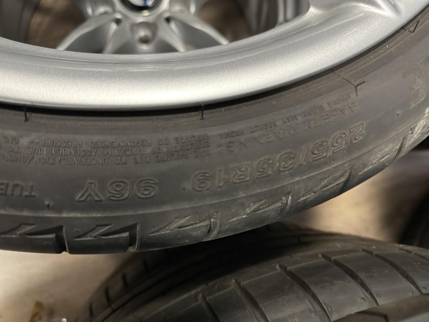 Bmw 3er 4er F30 F31 F32 F36 X1 E84 19 Zoll Бмв 3-та 4-та серия 19 Цола летен комплект летни Гуми М джанти
