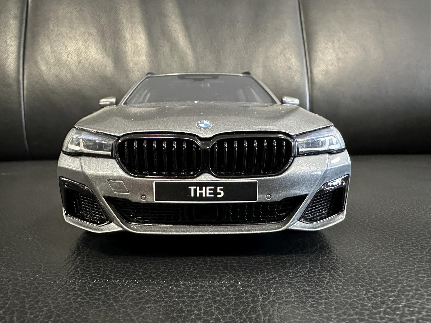 Bmw 530E G31 Kombi grey Limitiert 537/1100 1:18 GT Spirit GT485 Бмв 530Е сив Комби Лимитирана