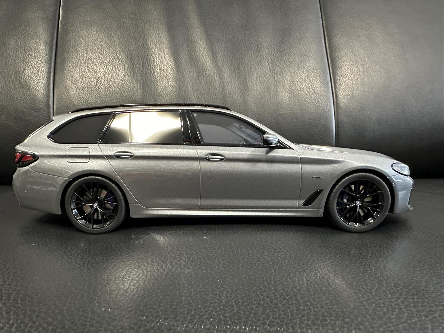 Bmw 530E G31 Kombi grey Limitiert 537/1100 1:18 GT Spirit GT485 Бмв 530Е сив Комби Лимитирана